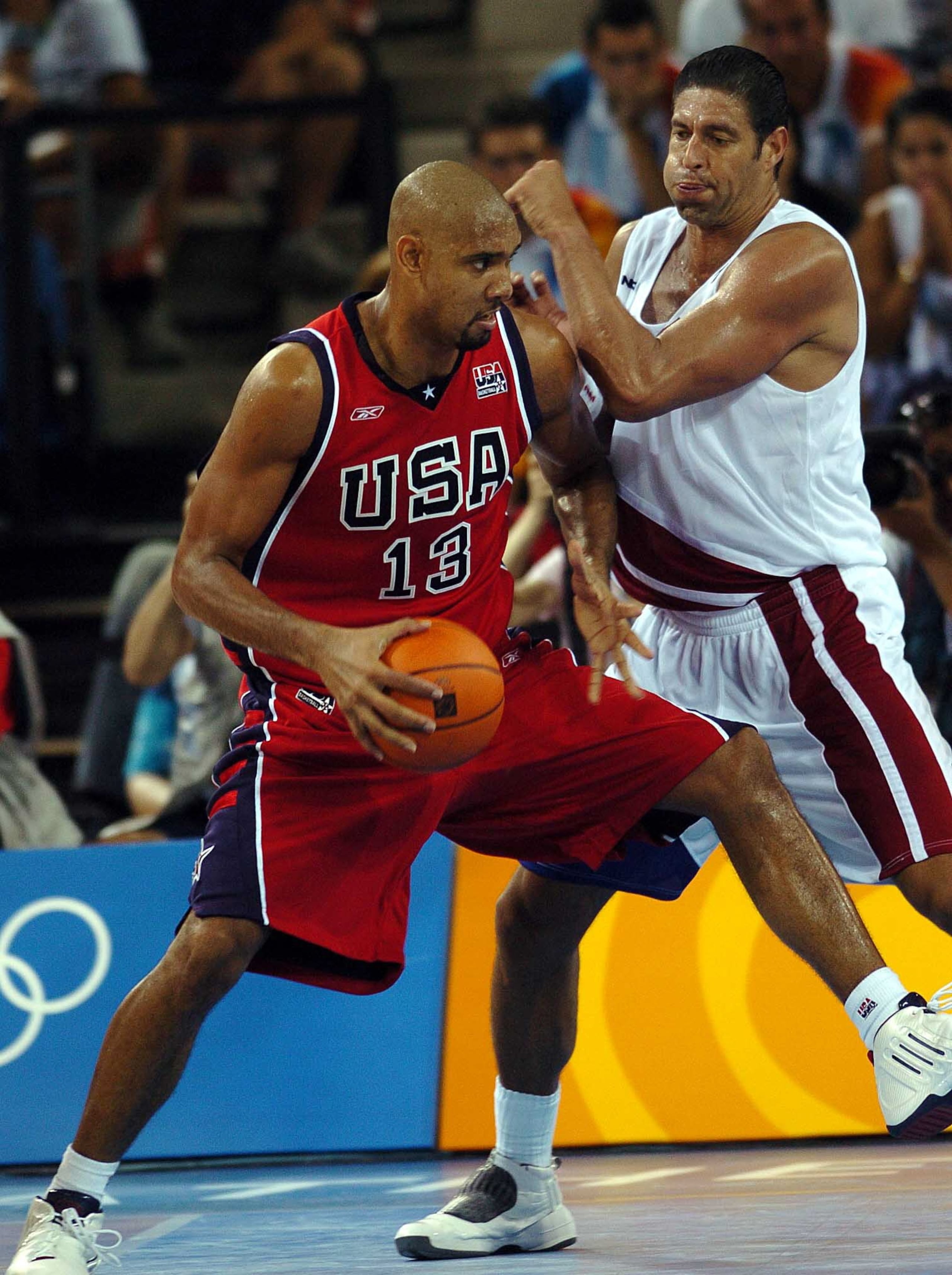 Piculín Ortiz aparece aquí en una movida defensiva ante Tim Ducan en los Juegos Olímpicos Atenas 2004.