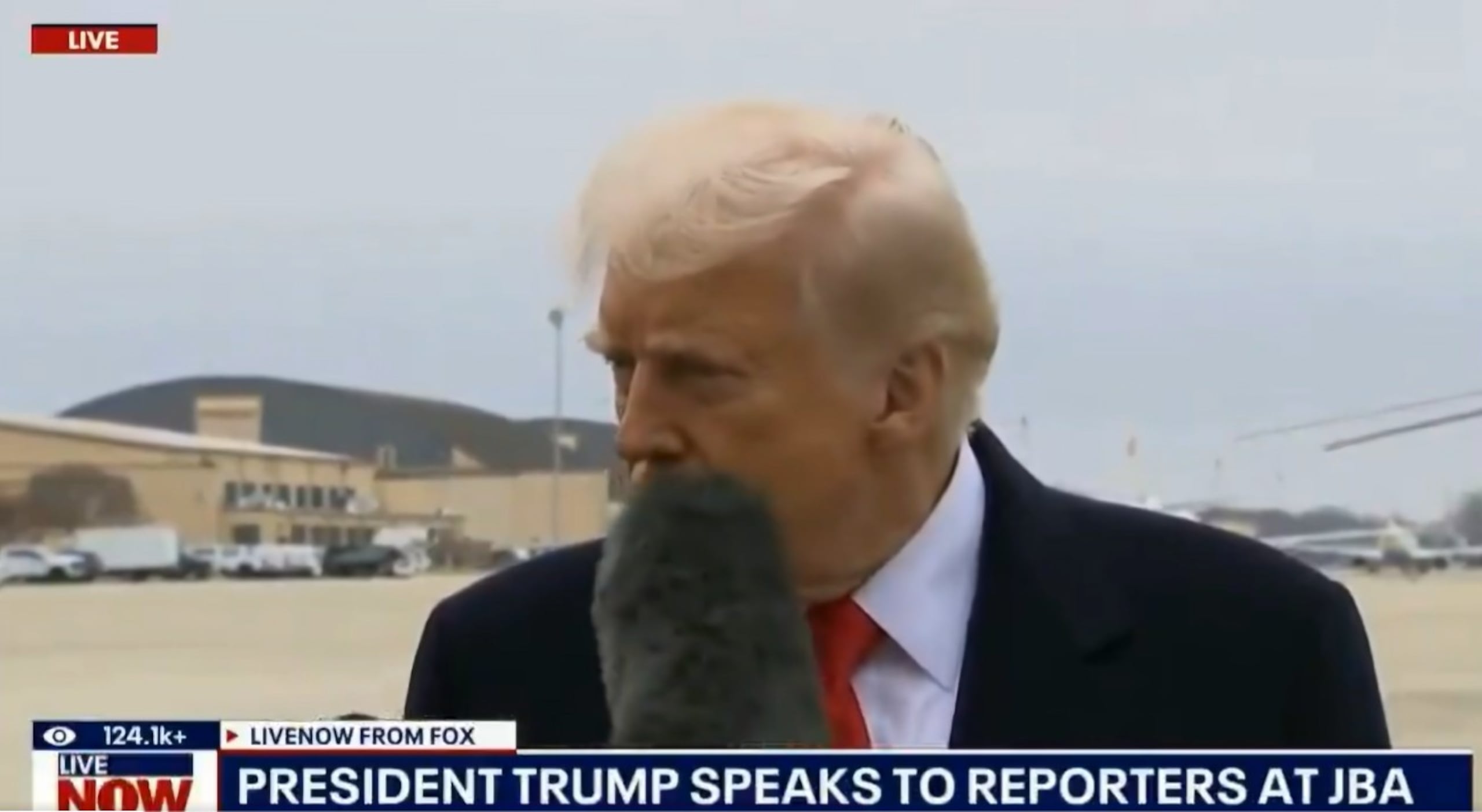 Sin ocultar su molestia, Trump bromeó sobre lo ocurrido.