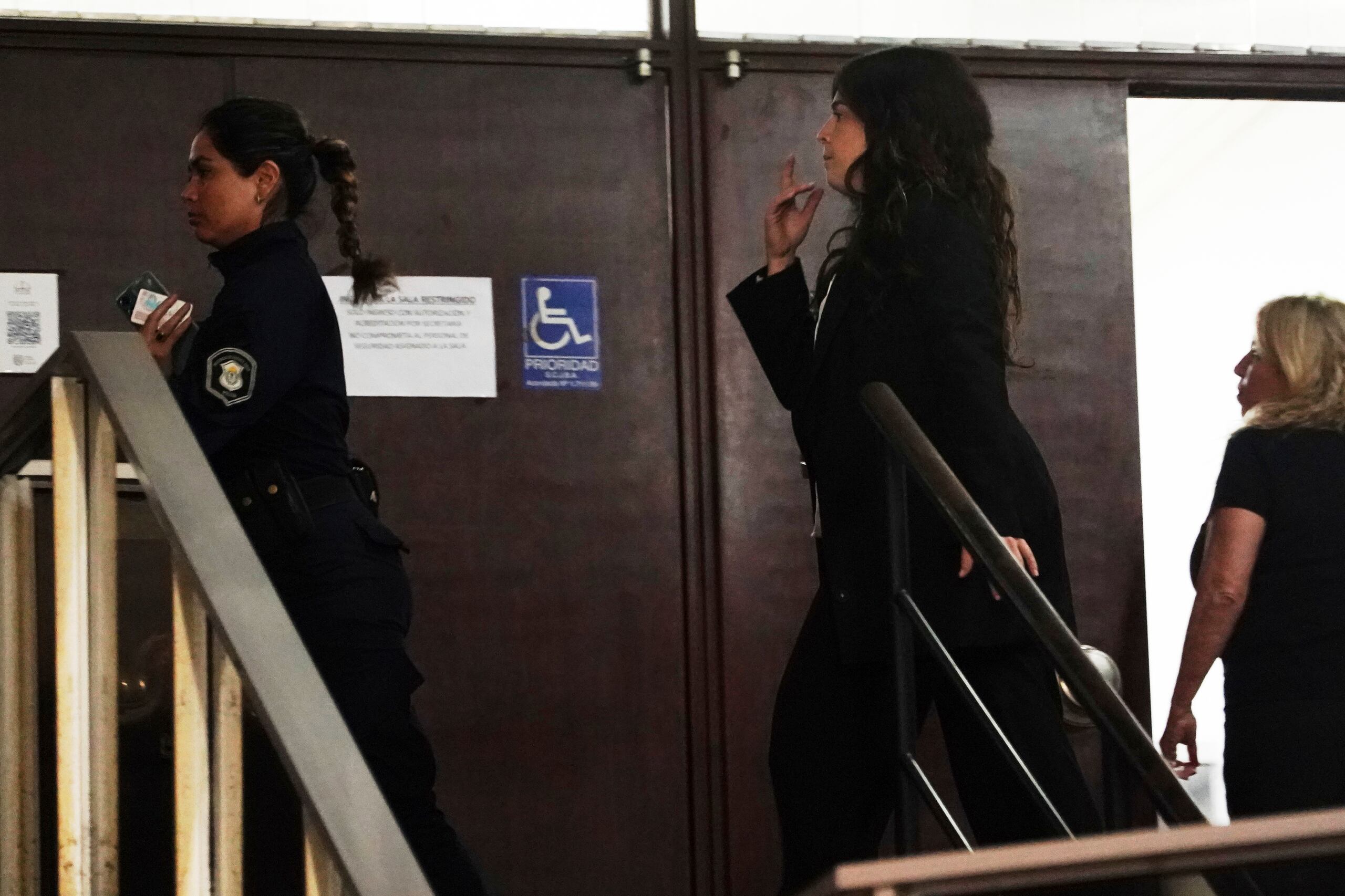 Dalma Maradona, la hija del fallecido astro del fútbol Diego Maradona, ingresa a la corte de San Isidro, en las afueras de Buenos Aires, Argentina, el martes 15 abril, 2025, para declarar en el juicio por homicidio contra siete profesionales de la salud que trataban a su padre.