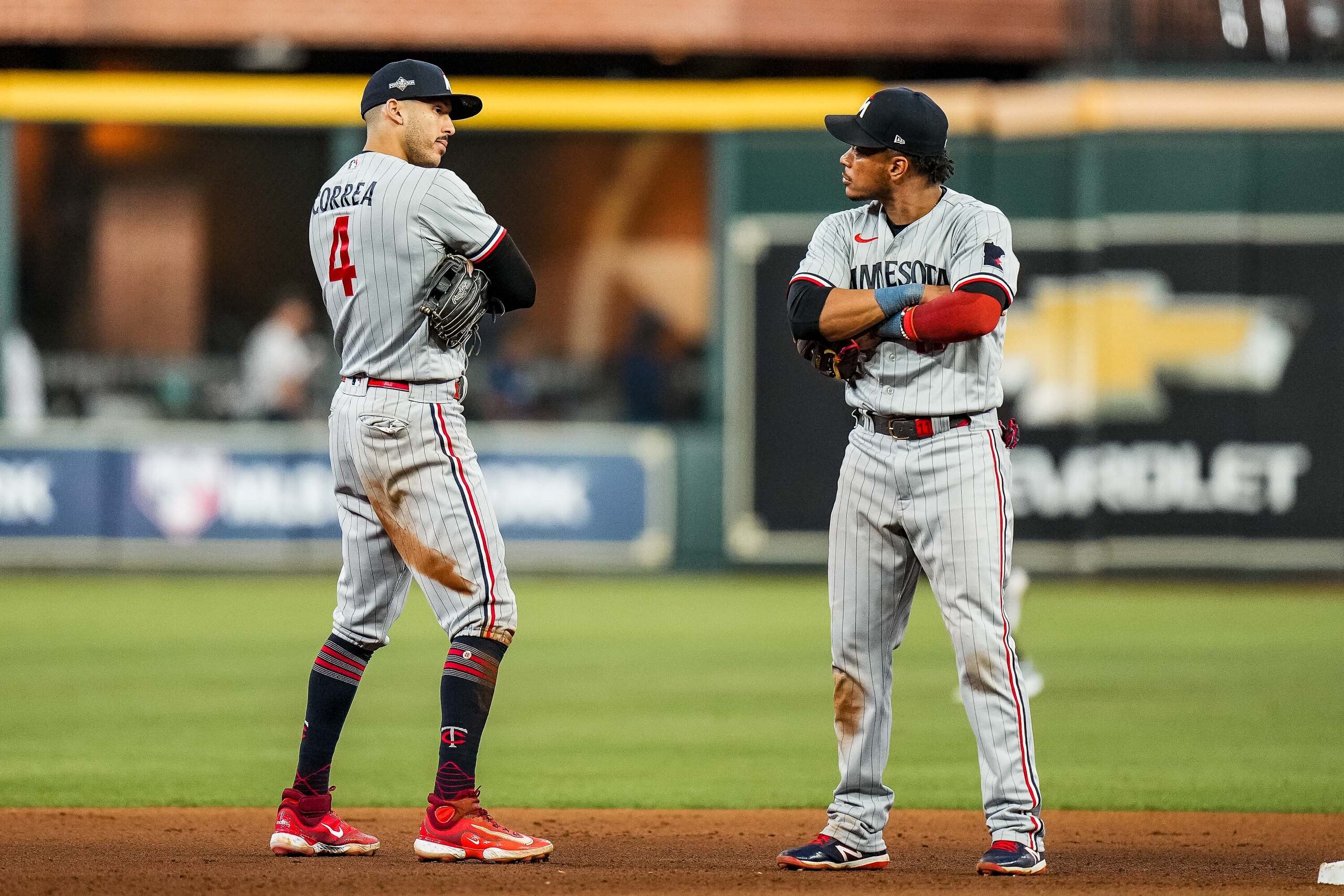 Carlos Correa festeja en el diamante tras la victoria de los Twins.