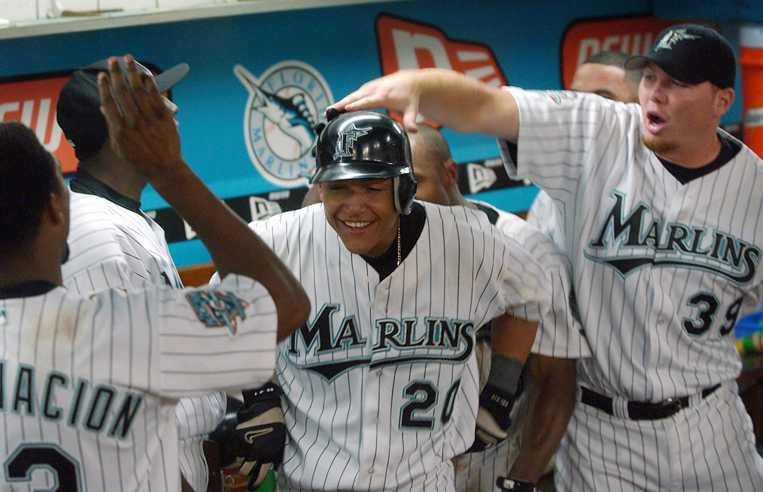 Miguel Cabrera celebra un jonrón conectado en su temporada de debut con los Marlins en el 2003.
