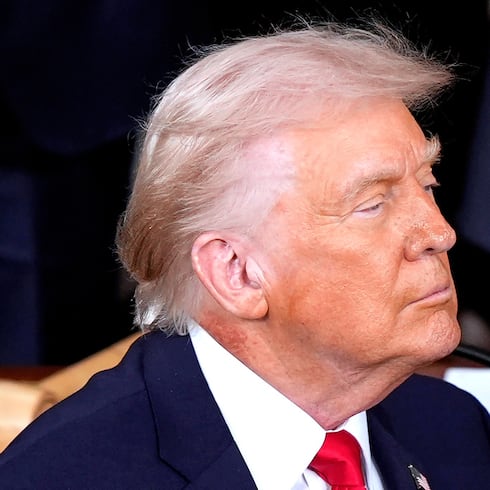 FOTOS: ¿Qué tiene Trump en el cuello?