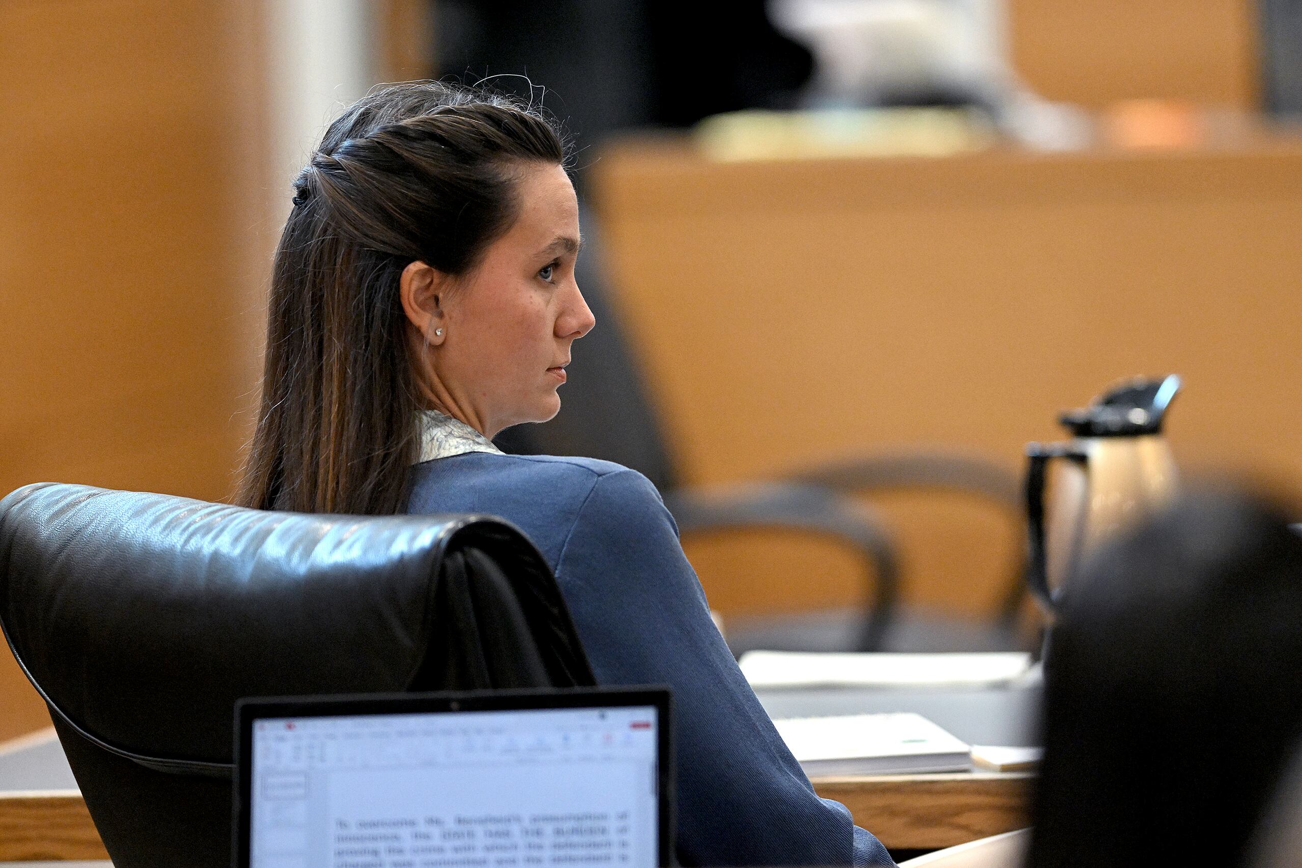 La acusada Ashley Benefield observa al jurado mientras éste se retira para deliberar durante su juicio, el 29 de julio de 2024, en el centro judicial del condado de Manatee, en Bradenton, Florida. (Tiffany Tompkins/The Bradenton Herald vía AP, Archivo)