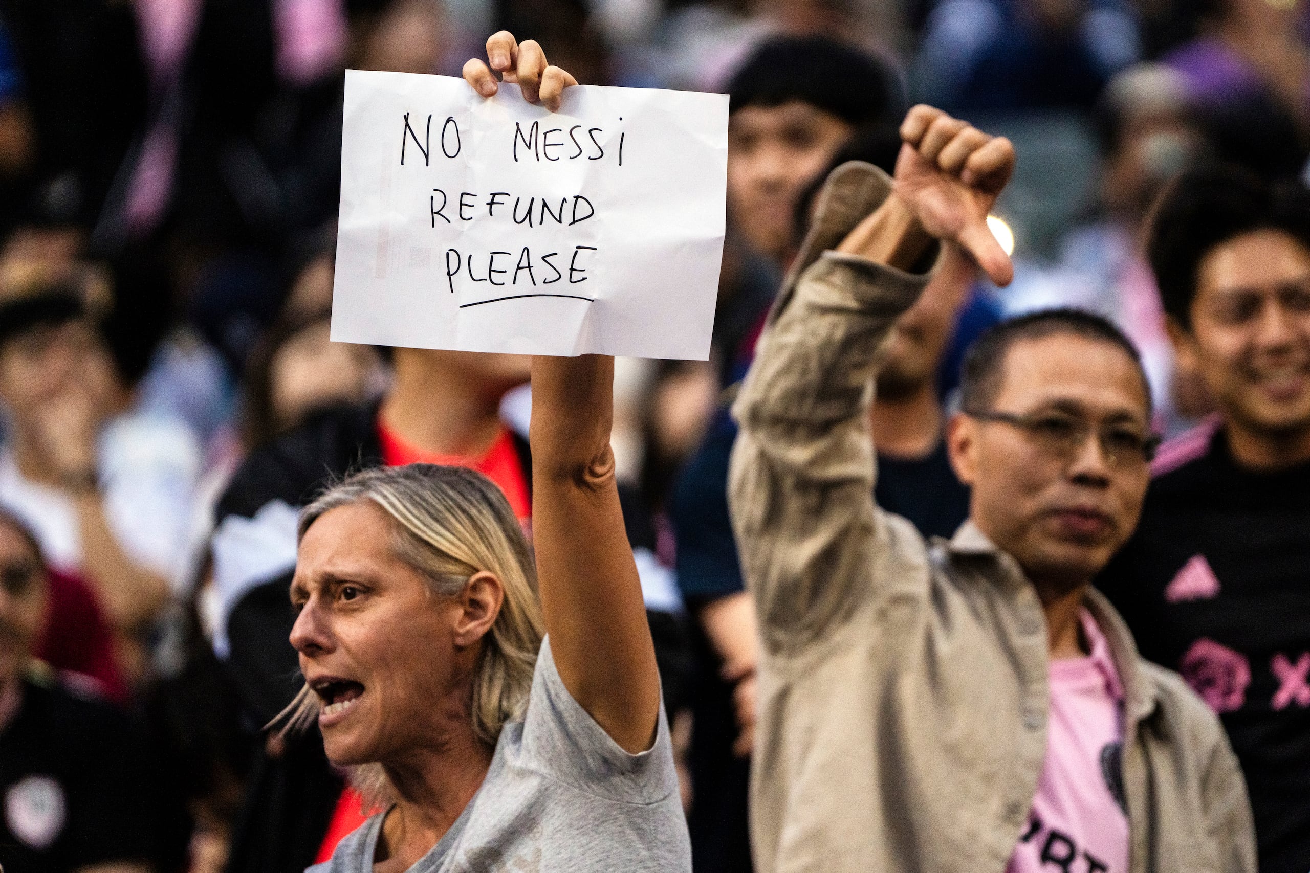 Aficionados reaccionan durante el partido amistoso entre Hong Kong y el Inter Miami en en Hong Kong, el domingo 4 de febrero de 2024. Los aficionados se decepcionaron debido a que Lionel Messi no jugó.