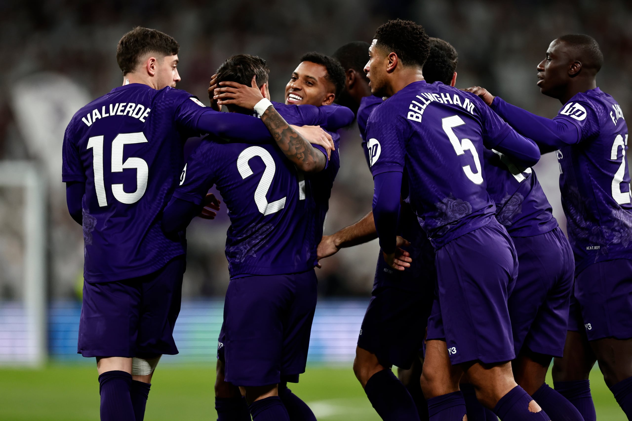 Rodrygo (tercero a la izquierda) celebra tras marcar el primer gol del partido para el Real Madrid ante el Athletic Bilbao en la Liga española, el domingo 31 de marzo de 2024, en Madrid. (AP Foto/M. Gracia Jiménez)