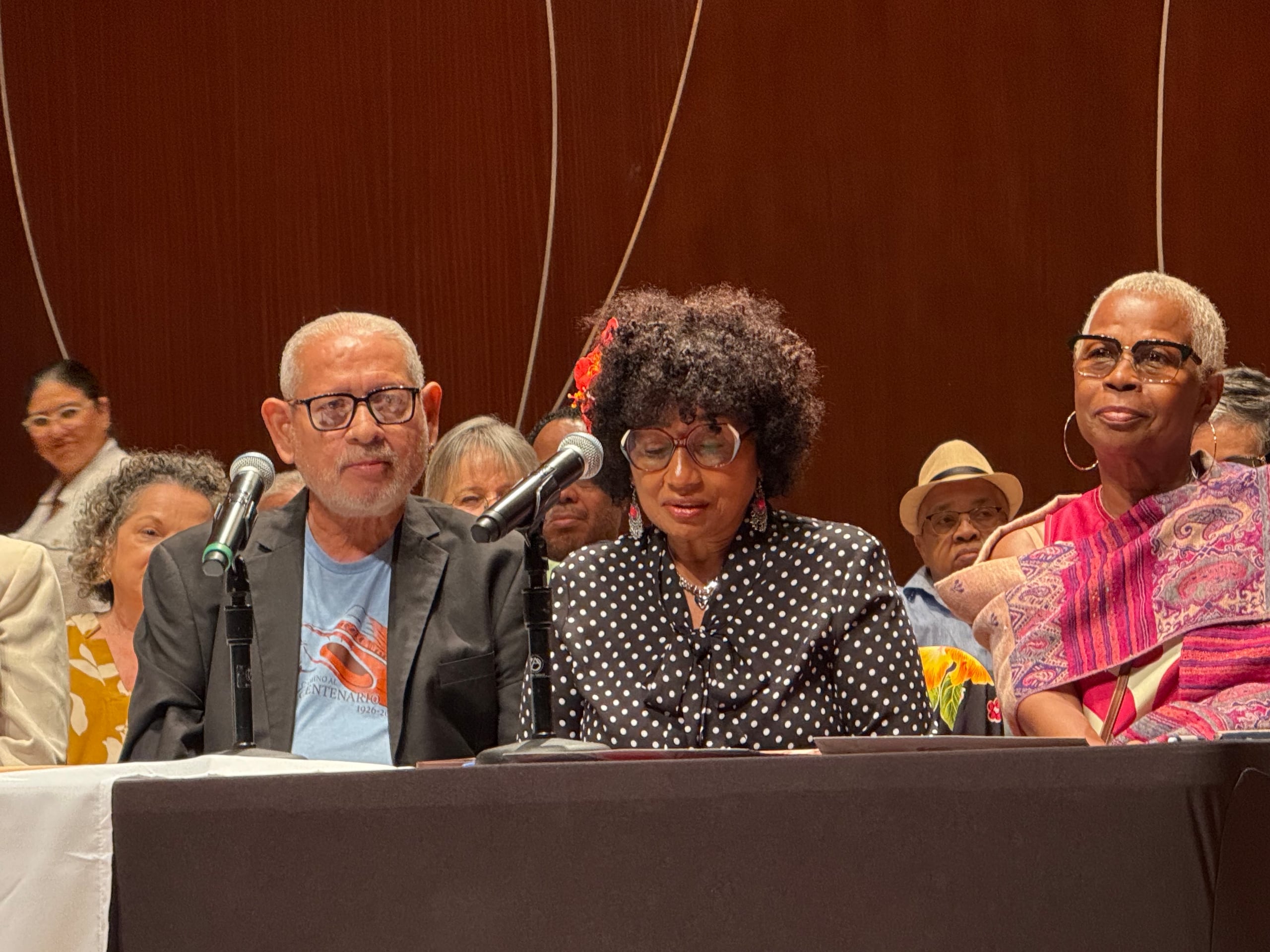 José Rodríguez, presidente Comité Centenario Catalino “Tite” Curet Alonso; Hilda Curet, hija de Curet Alonso y Afrika Cliville.