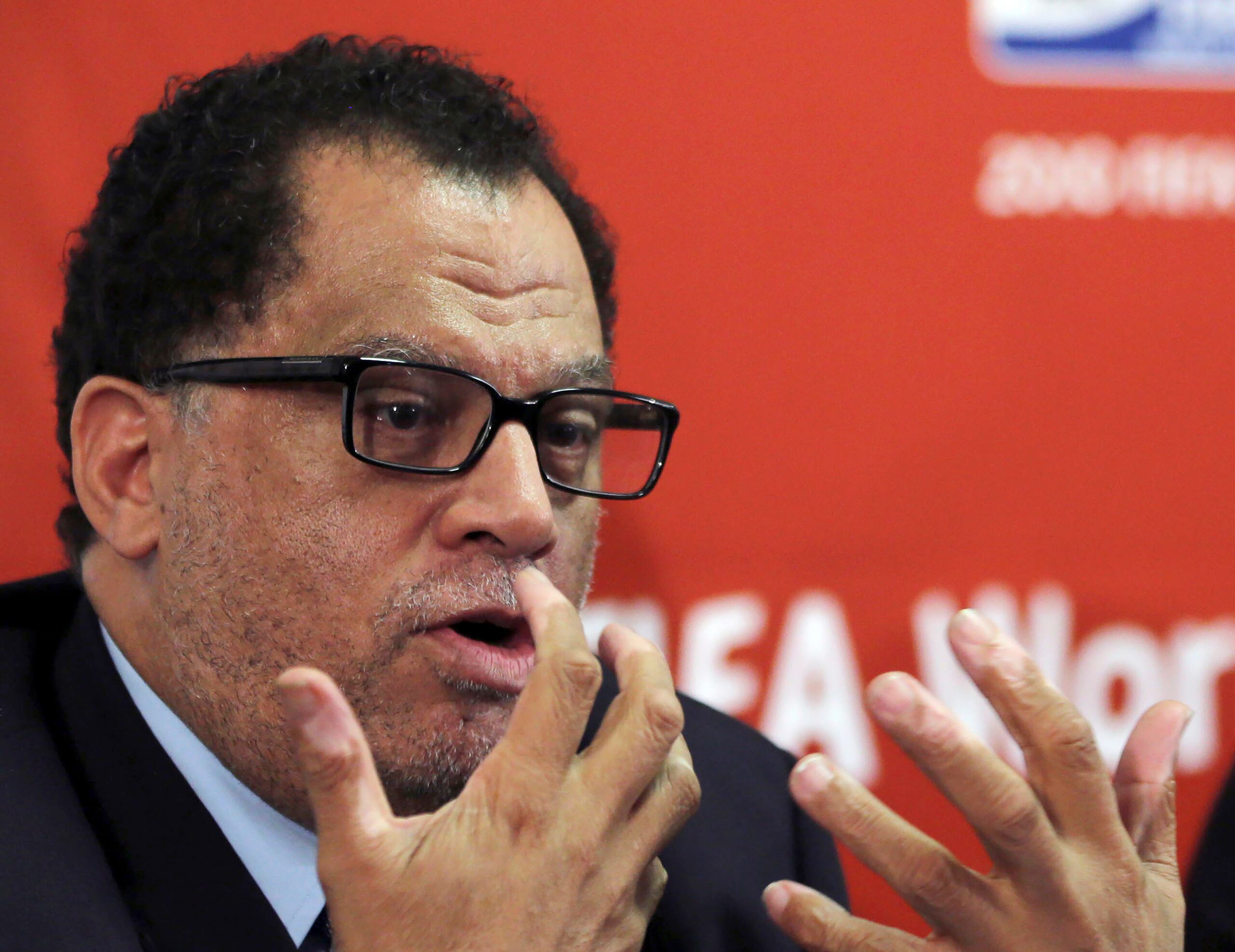 ARCHIVO - Danny Jordaan, presidente de la federación sudafricana de fútbol, habla una rueda de prensa sobre el legado de la Copa Mundial de Sudáfrica 2010, el 18 de enero de 2023, en Johannesburgo. (AP Foto/Themba Hadebe)