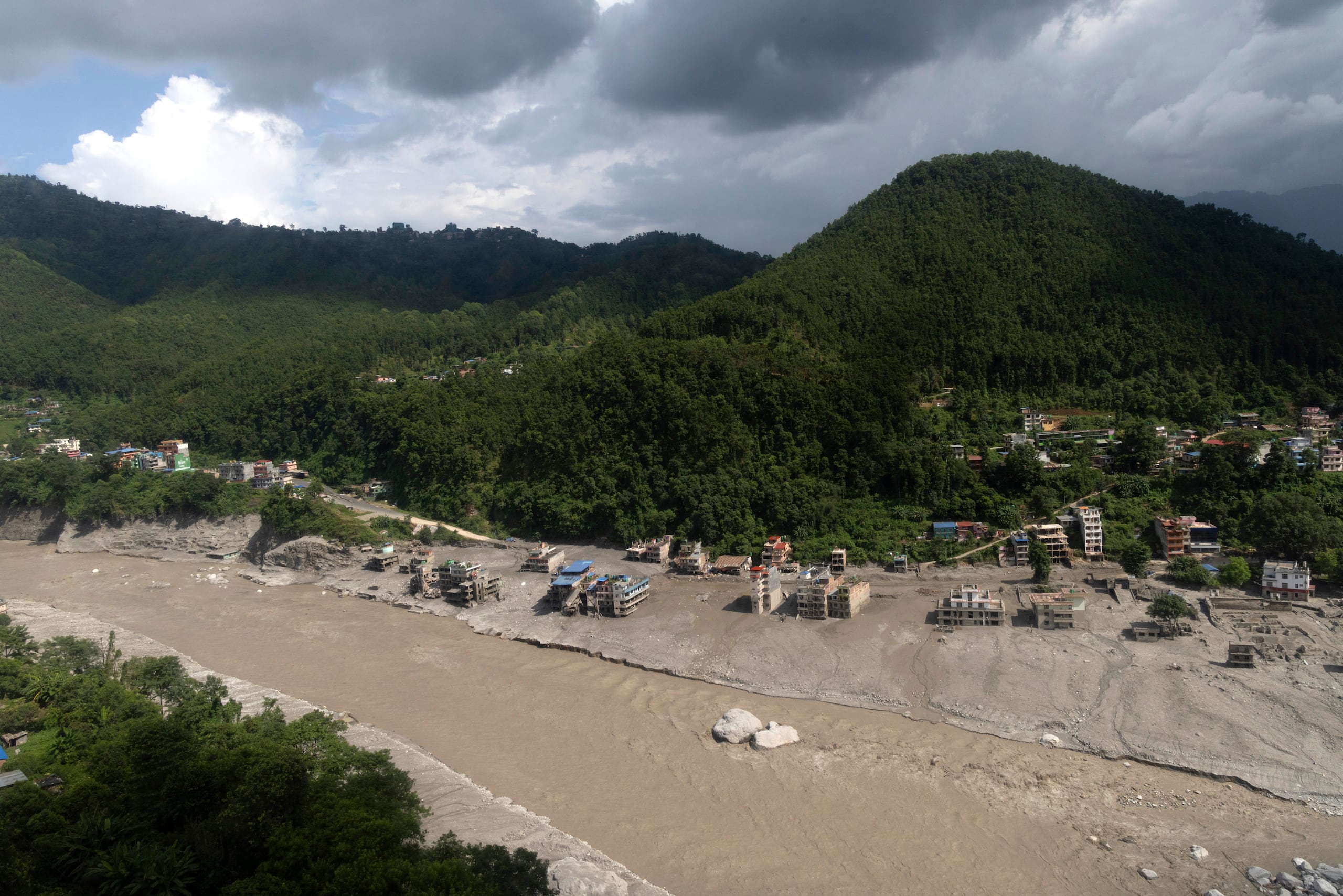 Vista aérea de una zona devastada por inundaciones repentinas y deslizamientos de lodo en la aldea Delight, en el distrito de Nuwakot, Nepal. (EFE/EPA/NARENDRA SHRESTHA)