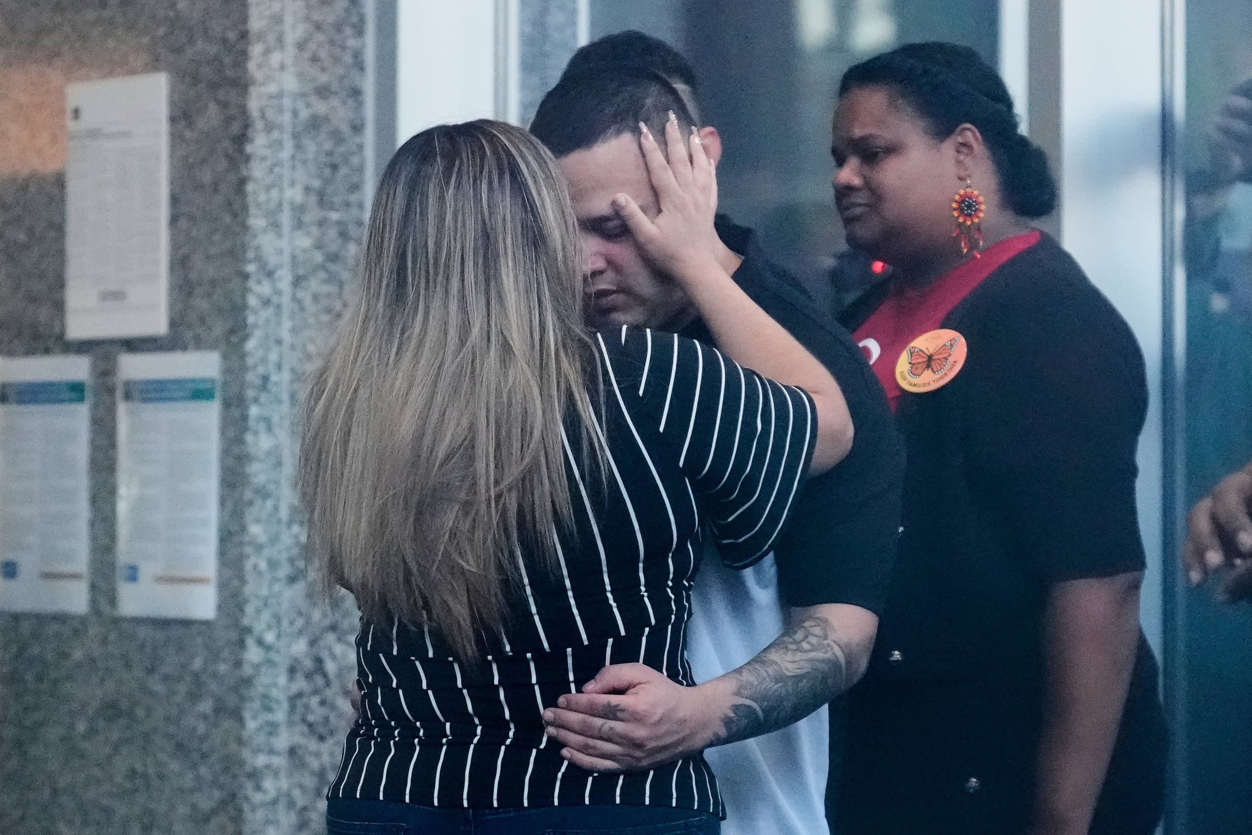 Jennifer Vásquez Sura abraza a su esposo Kilmar Ábrego García en la oficina del Servicio de Inmigración y Control de Aduanas (ICE) en Baltimore, el lunes 25 de agosto de 2025.