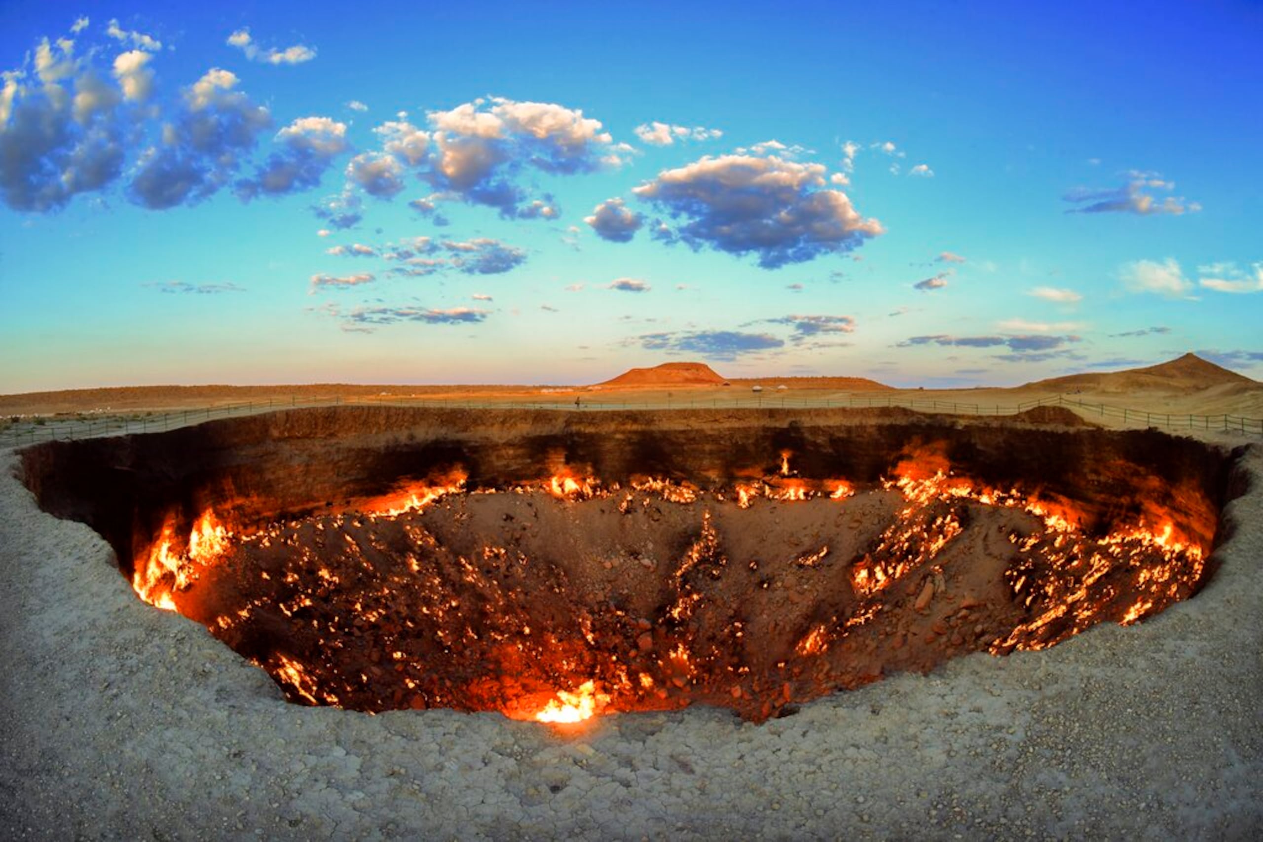 Vista del cráter llamado "Puertas del Infierno" en Darvaza, Turkmenistán.