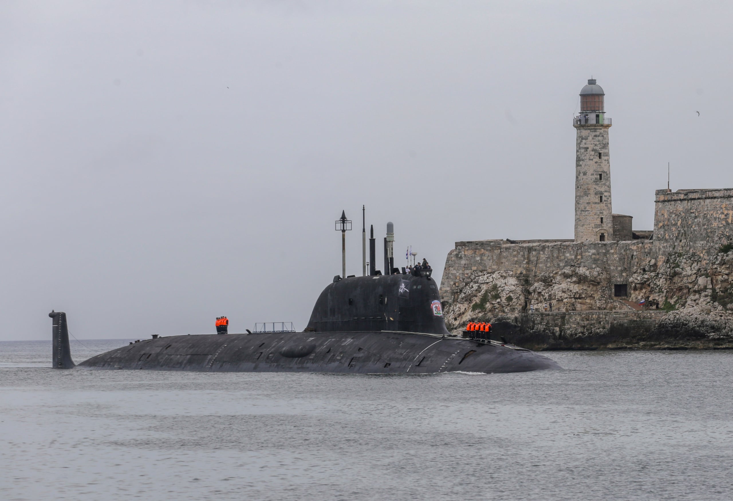 La flota rusa fondeó en la nación caribeña luego de maniobras de entrenamiento militar en el Atlántico, y fueron calurosamente saludados por sus homólogos cubanos incluso con el disparo de 21 salvas de cañón a su arribo.