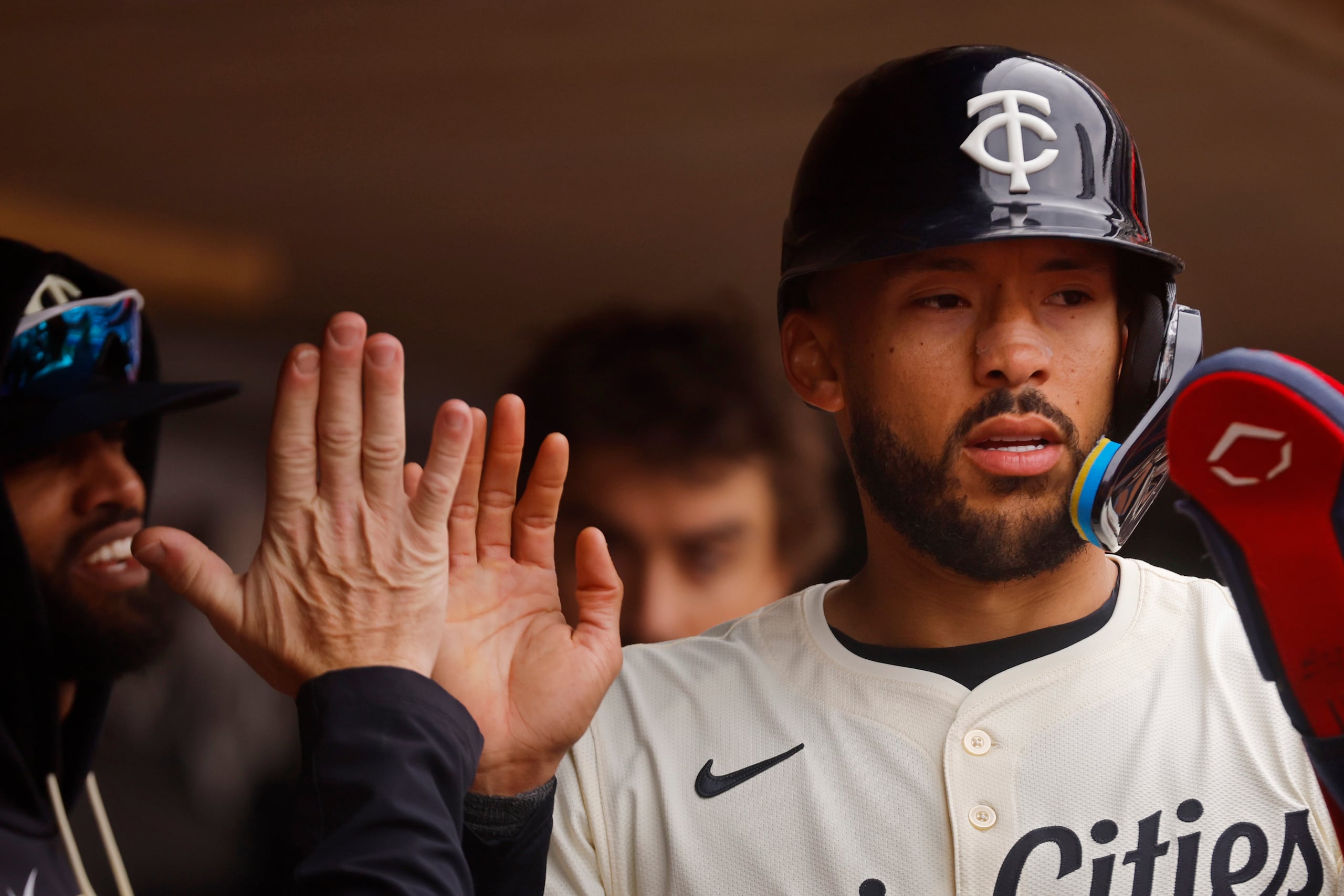 El boricua Carlos Correa celebra en el dugout luego de marcar una carrera.