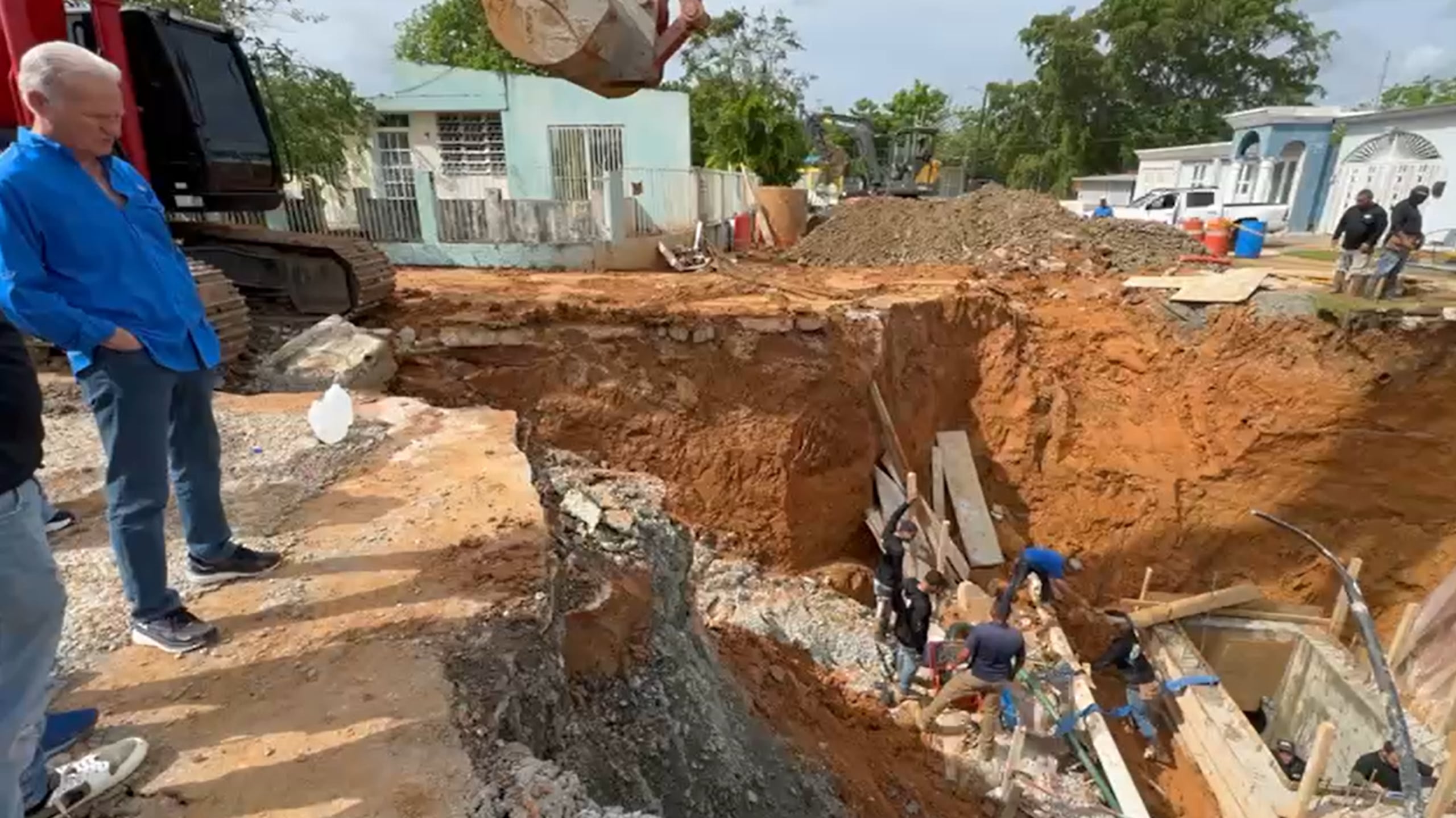 El alcalde de Bayamón, Ramón Luis Rivera Cruz, inspecciona los trabajos que se realizan en el socavón que se formó en la urbanización Miraflores.