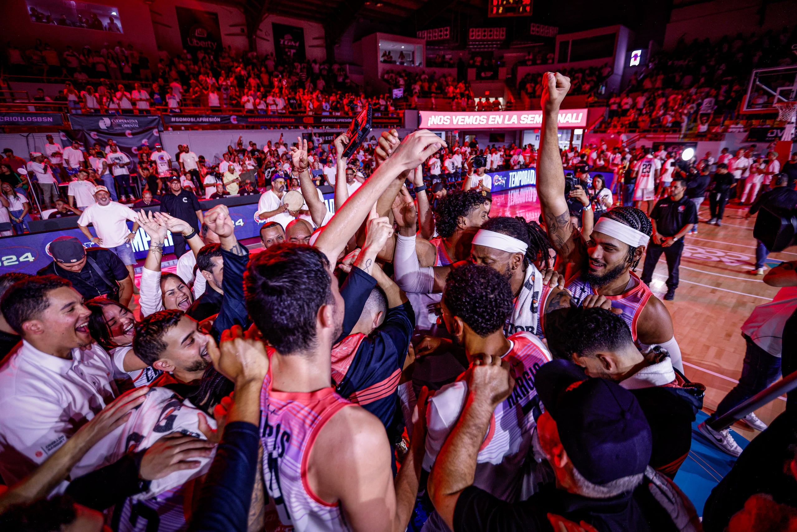 Los Criollos de Caguas se reúnen en el tabloncillo del Coliseo Roger Mendoza tras eliminar a los Santeros de Aguada.