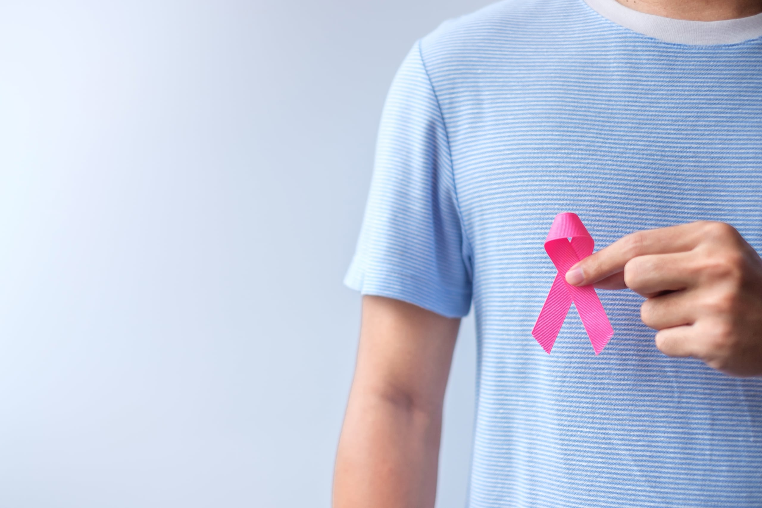 Los hombres también pueden verse afectados por el cáncer de mamas.