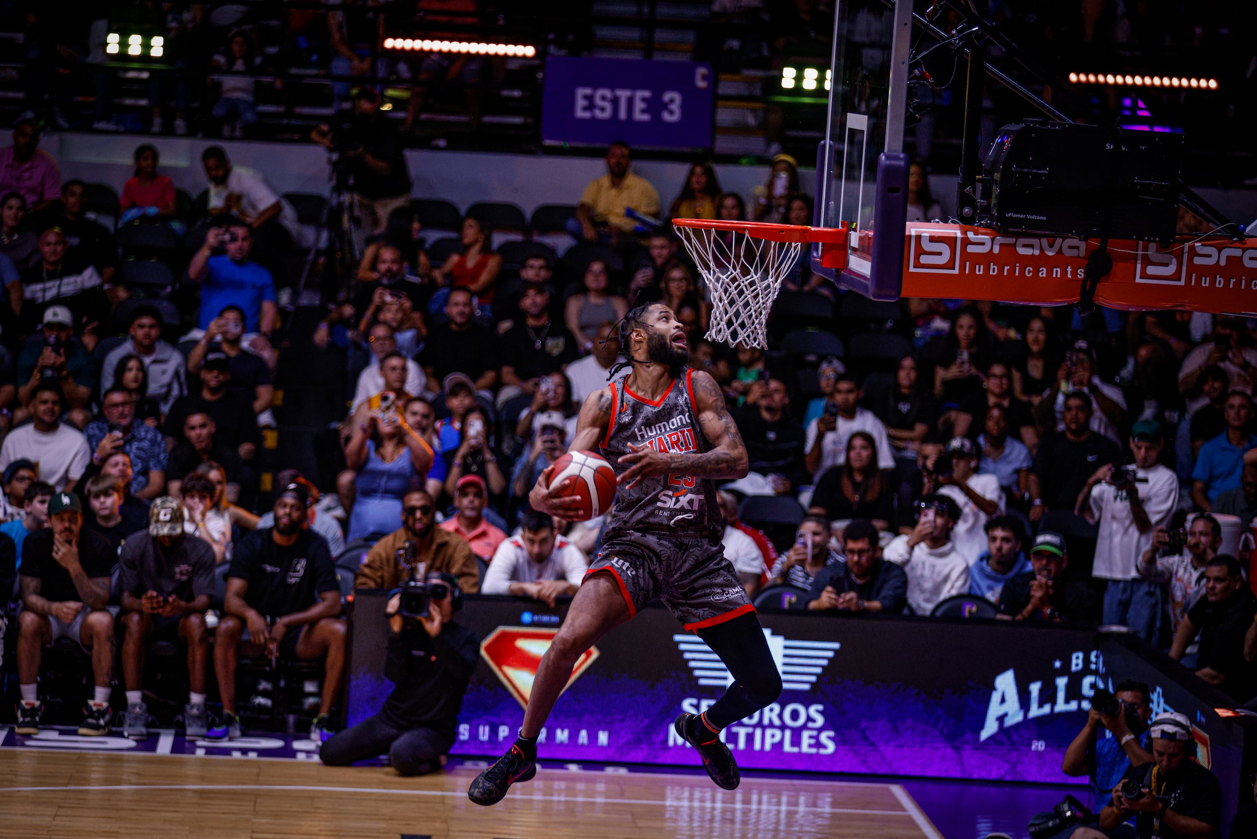 Phillip Wheeler, de los Piratas de Quebradillas, durante la competencia de donqueos del Juego de Estrellas.