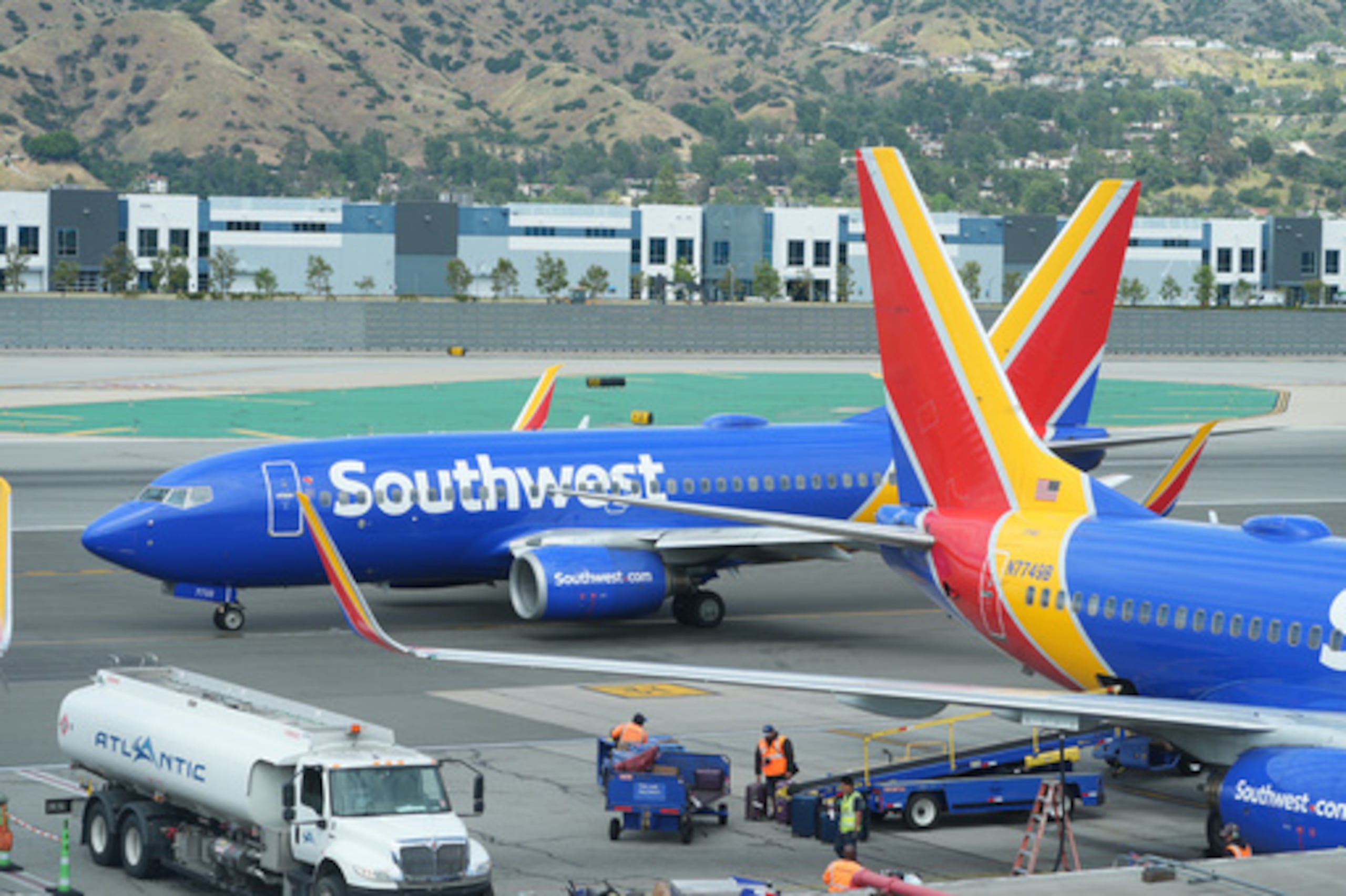 El personal de tierra de Southwest Airlines reposta un avión en el aeropuerto de Hollywood Burbank en Burbank, California, el viernes 10 de abril de 2026. (AP Photo/Damian Dovarganes)