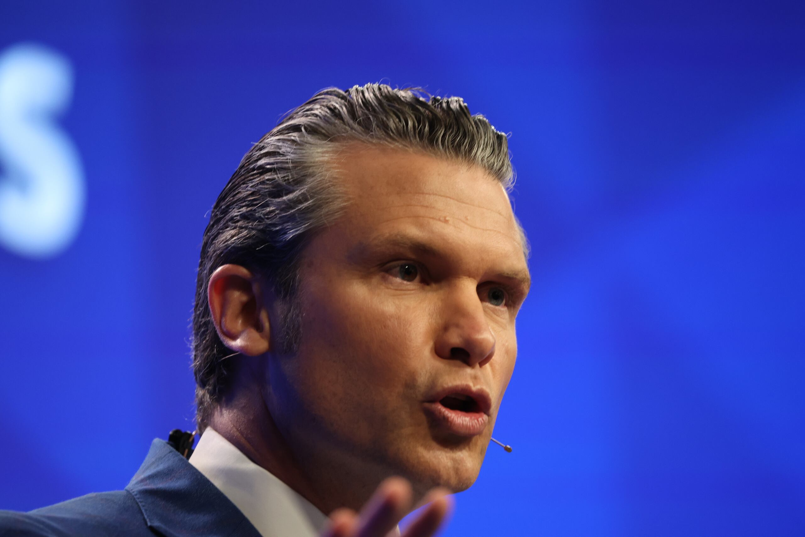 El secretario de Defensa estadounidense, Pete Hegseth, fue captado este viernes, 30 de mayo, al intervenir durante la primera sesión plenaria de la Cumbre de Defensa del Diálogo de Shangri-la del Instituto Internacional de Estudios Estratégicos (IISS), en Singapur (Singapur) (EFE/How Hwee Young)