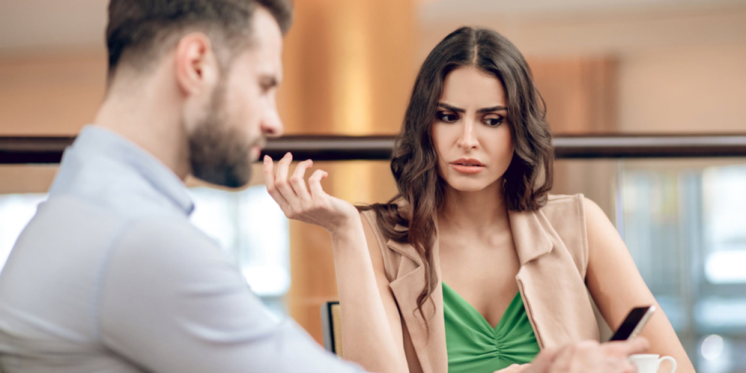 Estar mirando el celular mientras conversa con otra persona puede ser interpretado como una señal de desinterés.