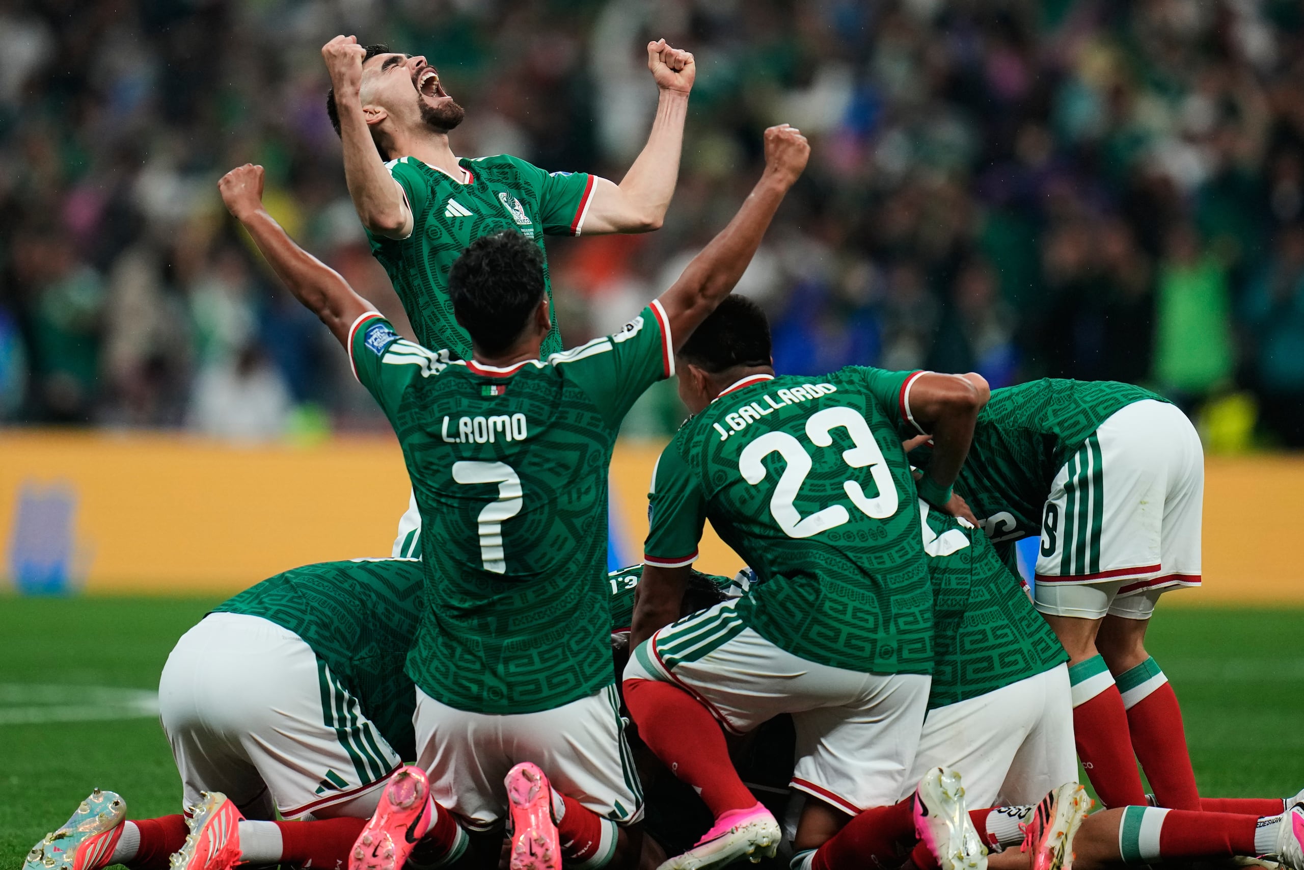 Los jugadores de México festejan su segundo gol en la victoria 2-0 ante Ecuador en los dieciseisavos de final del Mundial.