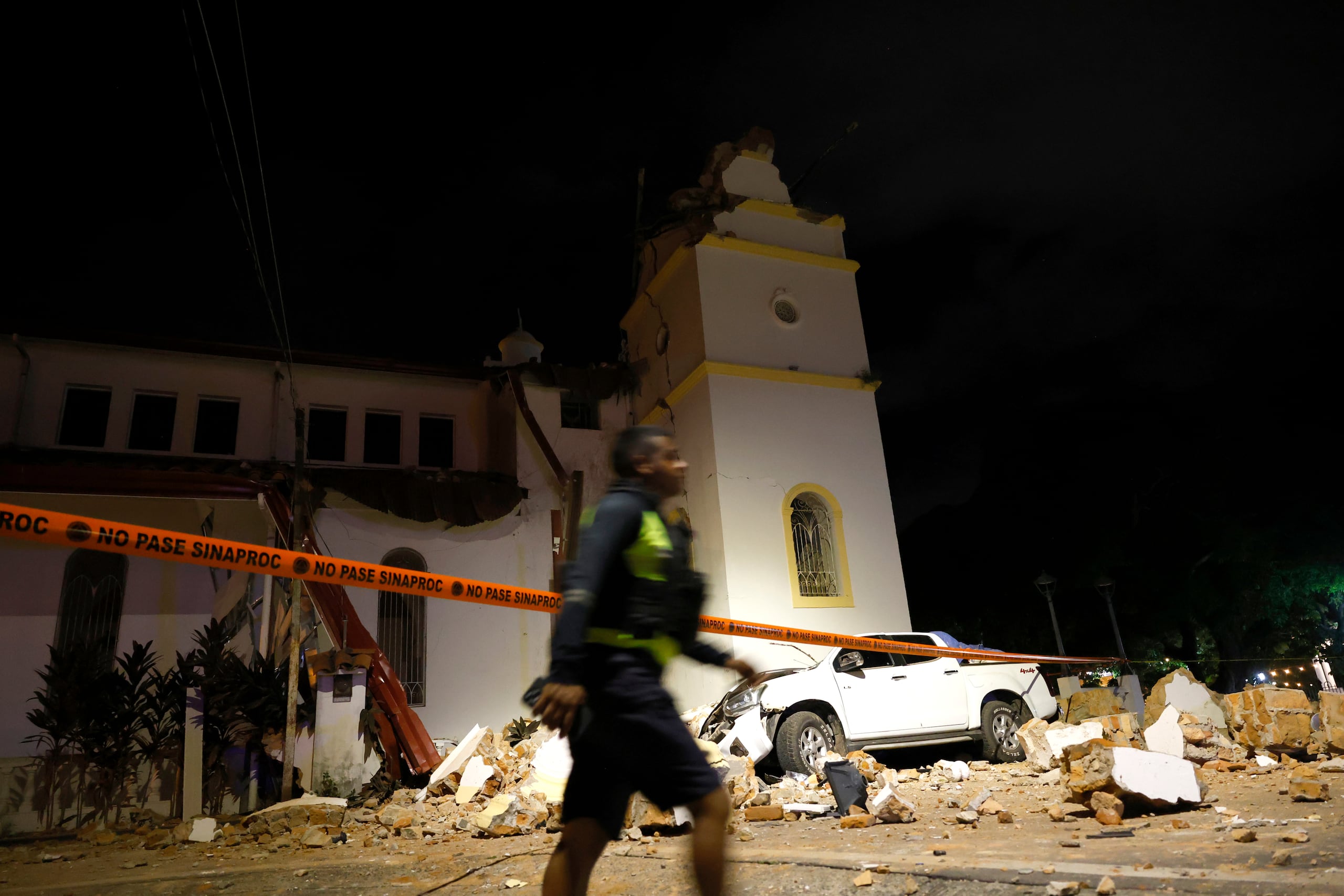Una persona camina frente a la Catedral San Juan Bautista que fue afectada por el terremoto de magnitud 7.7 con epicentro cerca de Tonosí, un pueblo costero del sur de Panamá. EFE/ Bienvenido Velasco