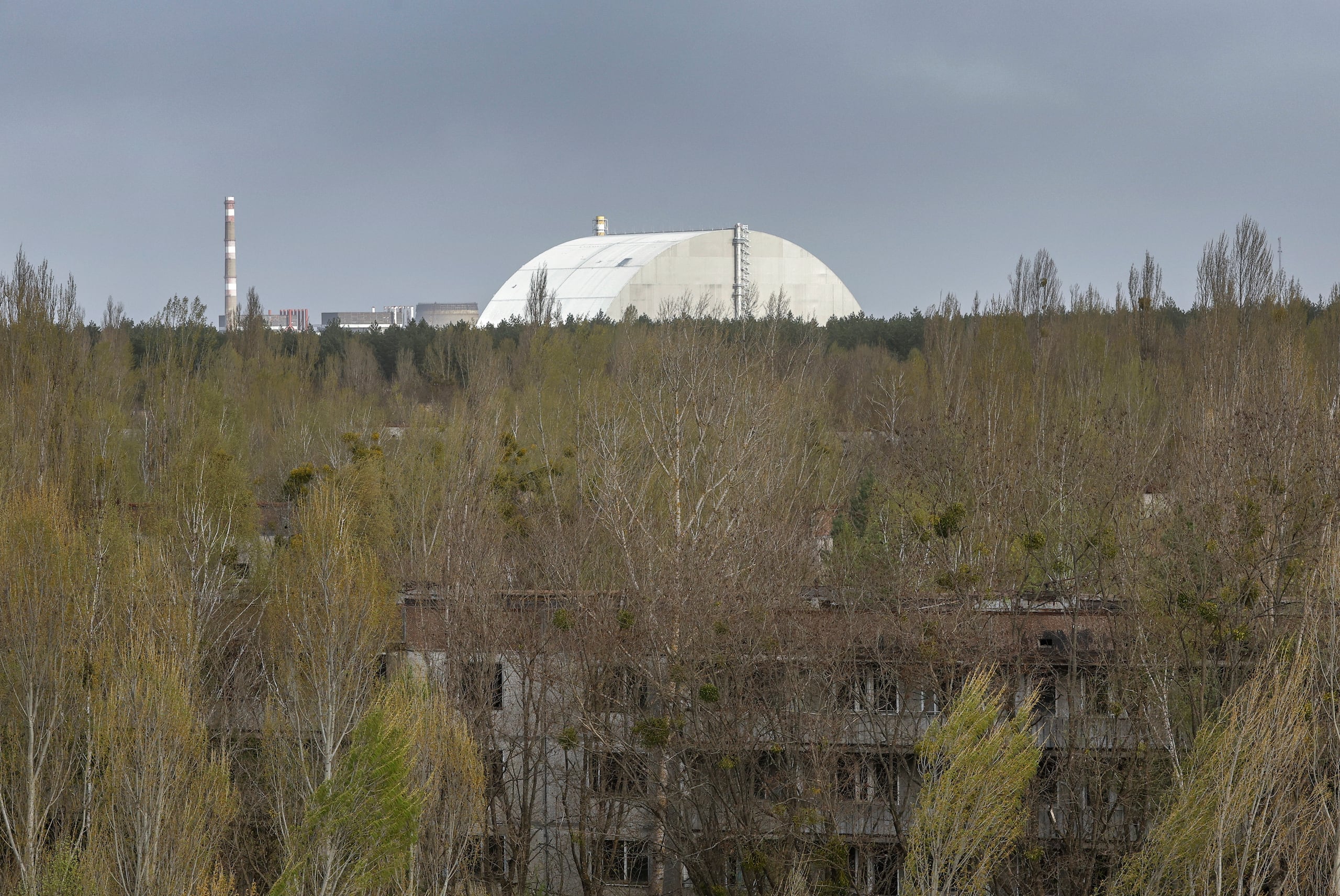 Vista del nuevo sarcófago que cubre el reactor 4 de Chernóbil, Ucrania. (EFE/EPA/SERGEY DOLZHENKO)