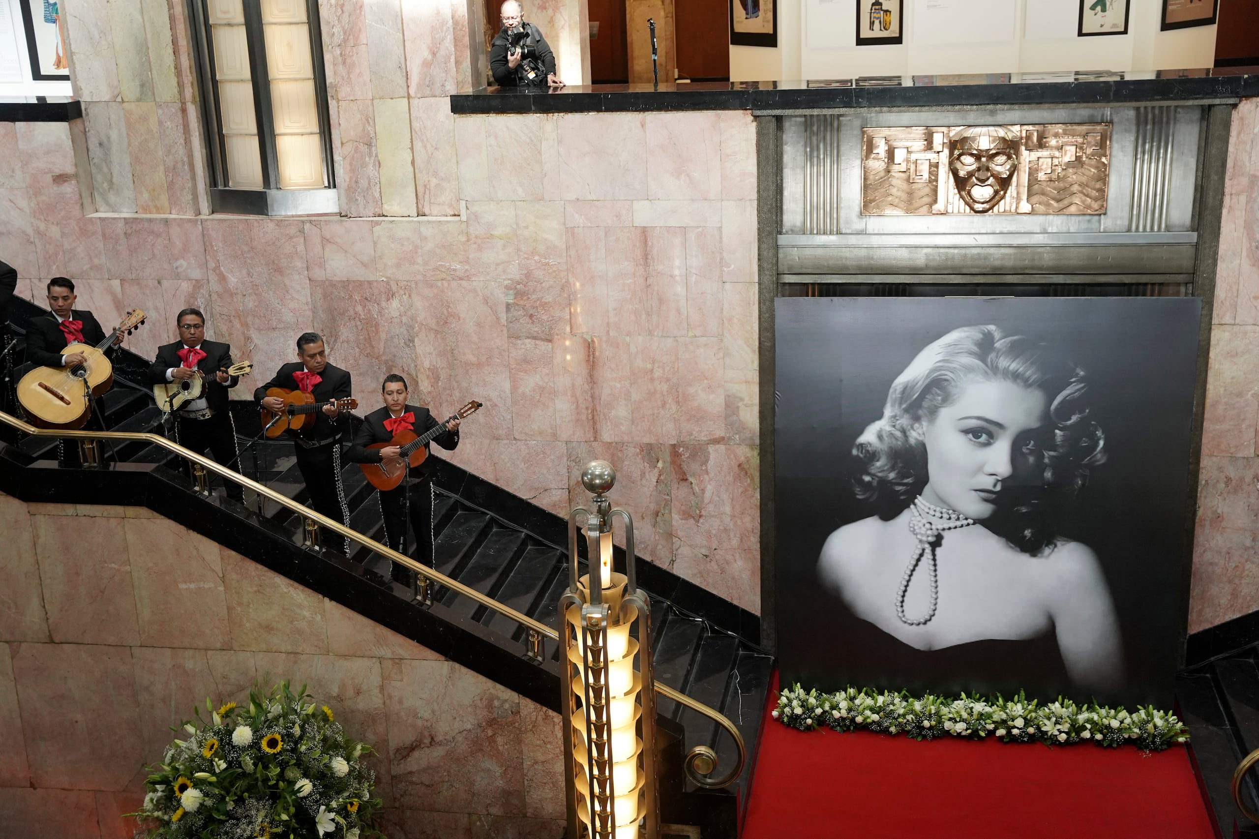 Hubo porras del público, así como un minuto de aplausos durante el homenaje póstumo celebrado en el Palacio de Bellas Artes de México.