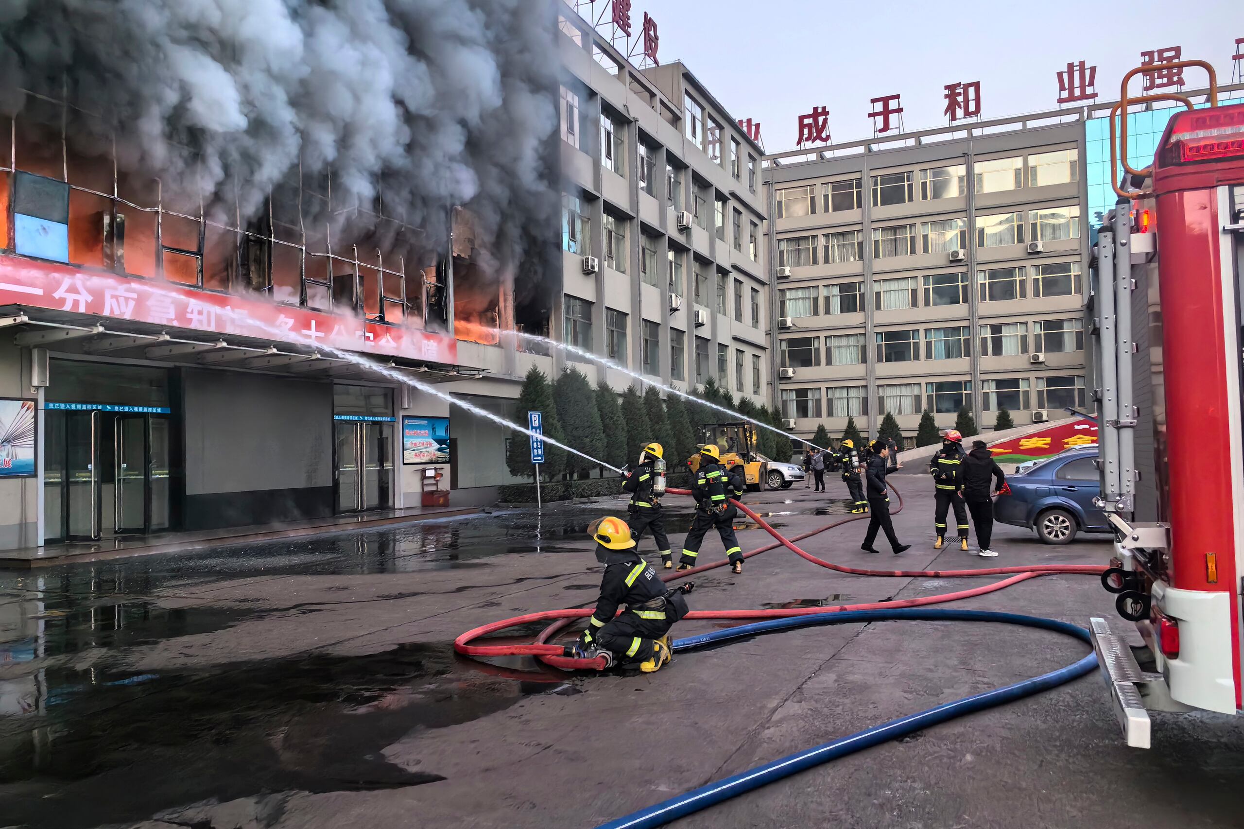 El edificio en la ciudad de Lvliang, en la provincia norteña de Shanxi, una importante región productora de carbón, pertenecía a Yongju Coal Company, según la televisora estatal CCTV.