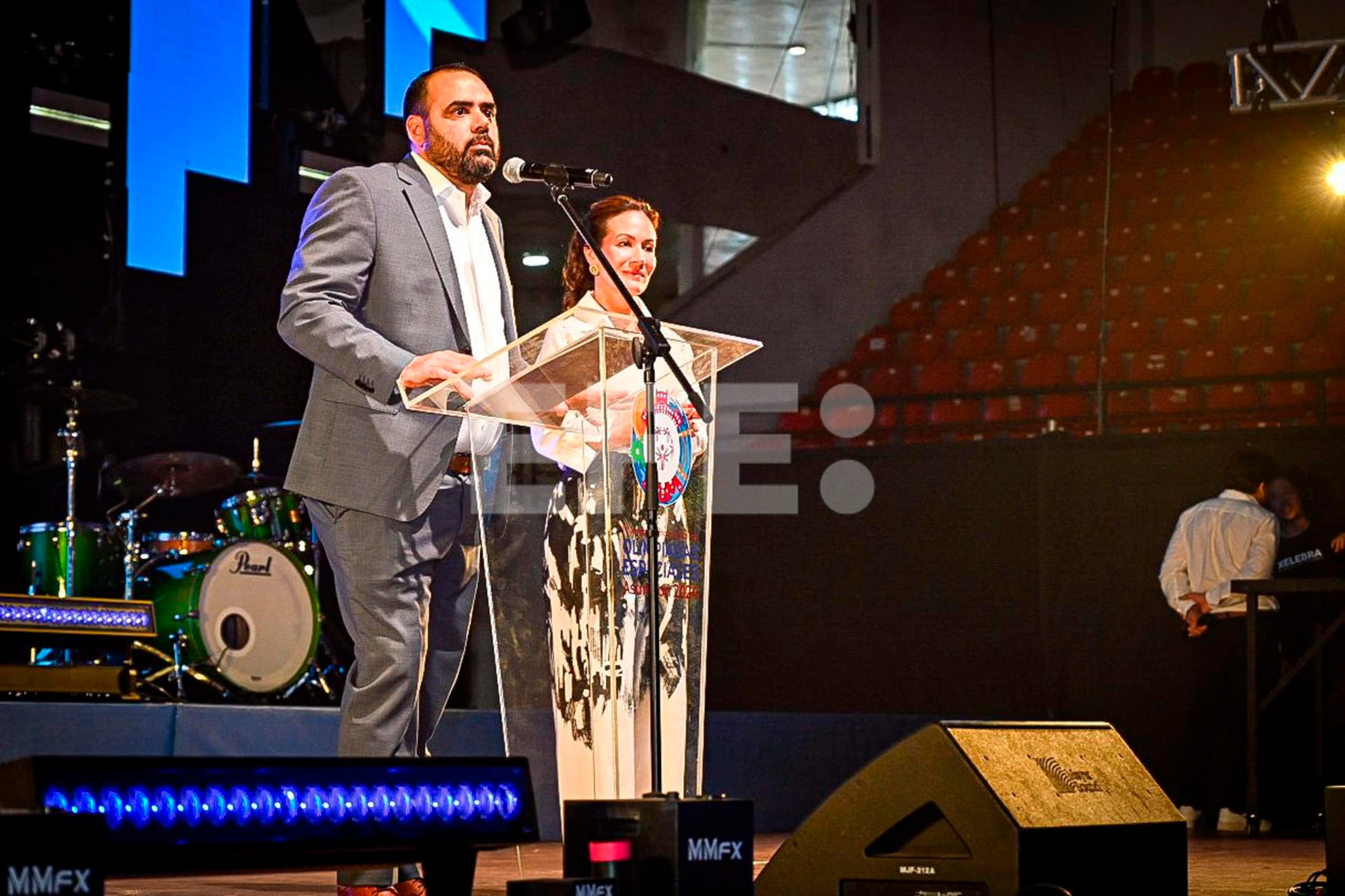 El Secretario Nacional de Deportes de Paraguay, César Ramírez, y la presidenta y directora regional de Olimpiadas Especiales América Latina, Claudia Echeverry, hablan durante la ceremonia de clausura de los Juegos.