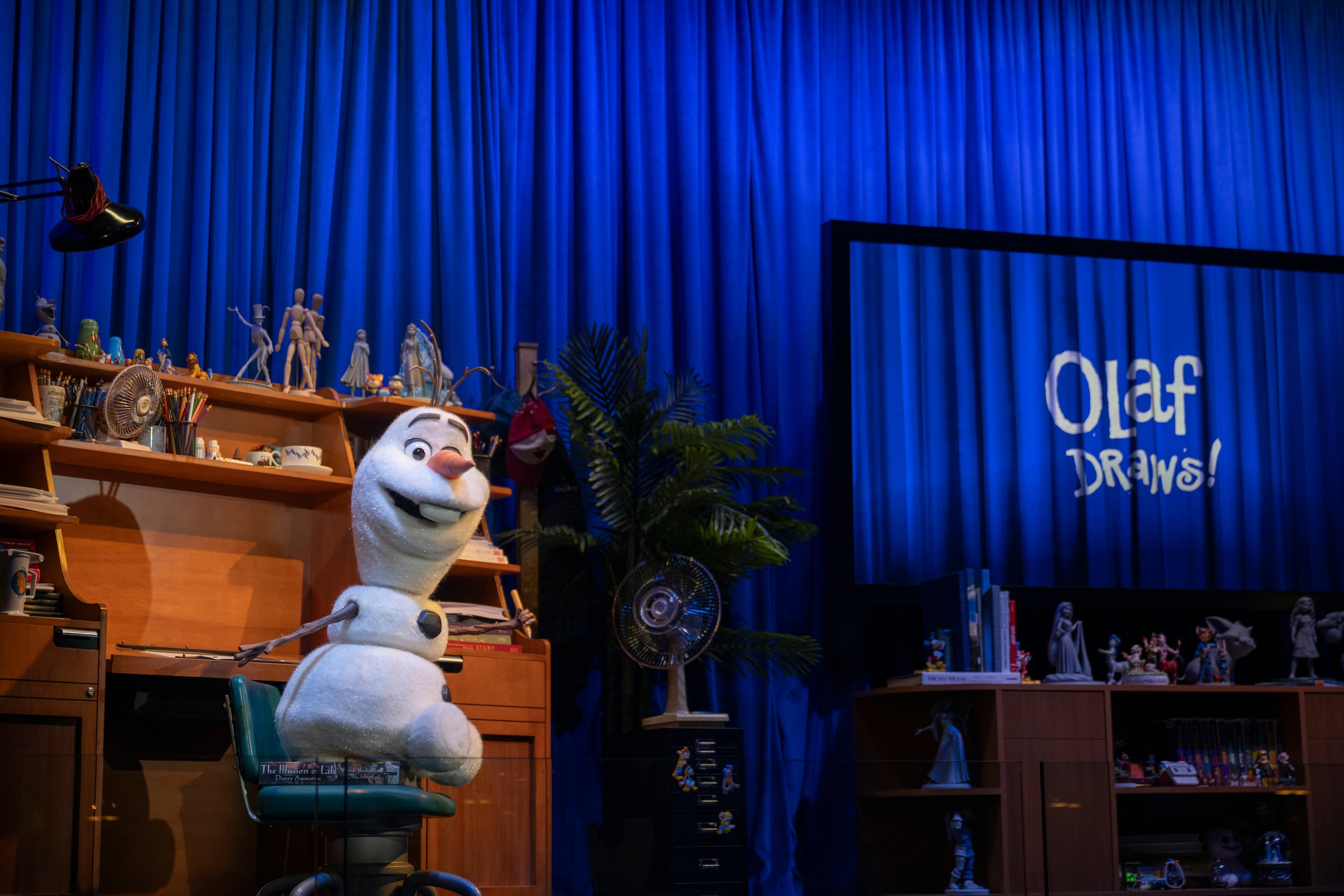 La clase de dibujo es guiada por una figura animatrónica de Olaf, el muñeco de nieve de "Frozen".