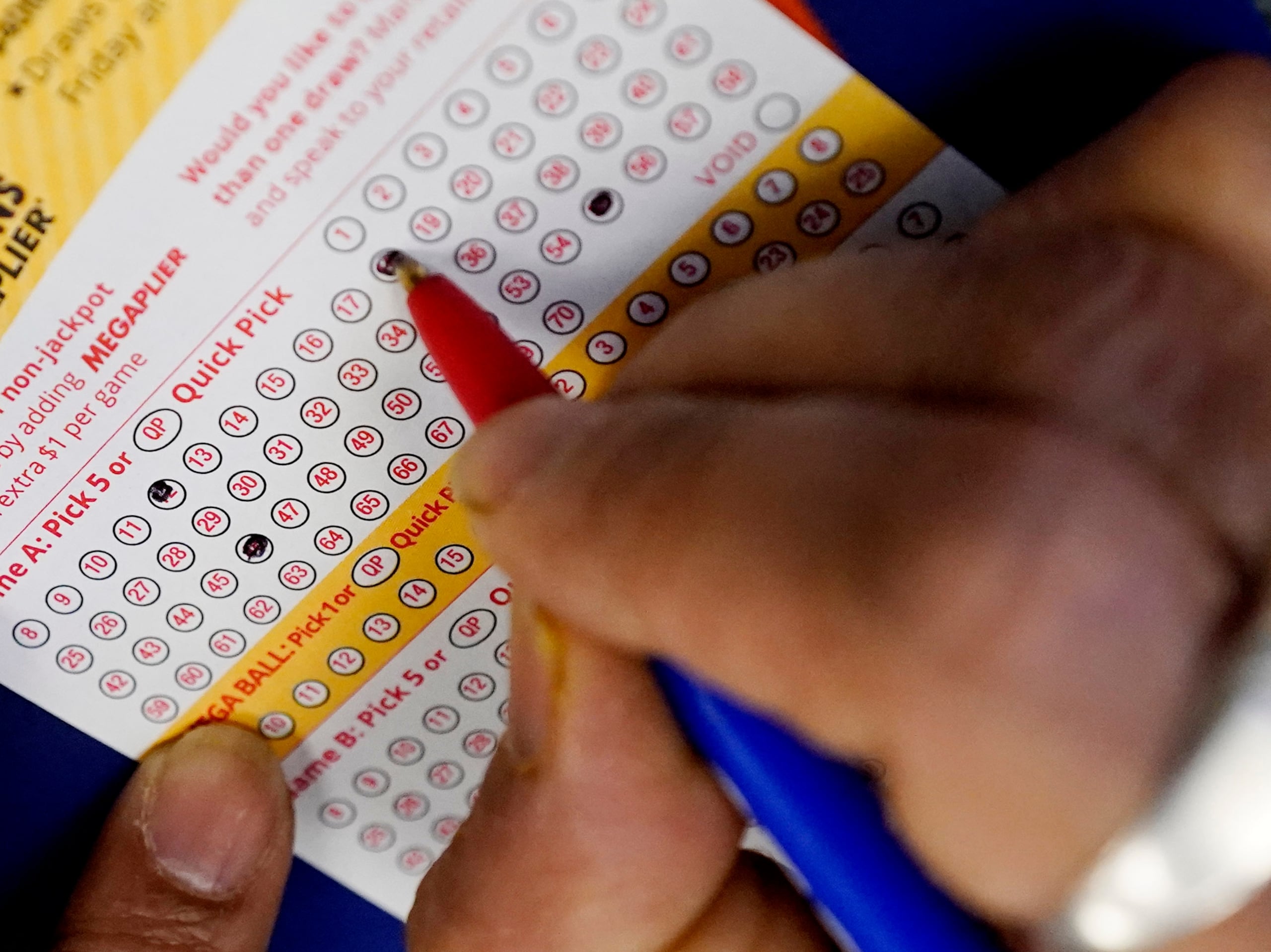 Las probabilidades de ganar el premio mayor de Mega Millions son de 1 en 302.575.350, mientras que las probabilidades de ganar cualquier premio de Mega Millions son de 1 en 24, según los funcionarios de la lotería.