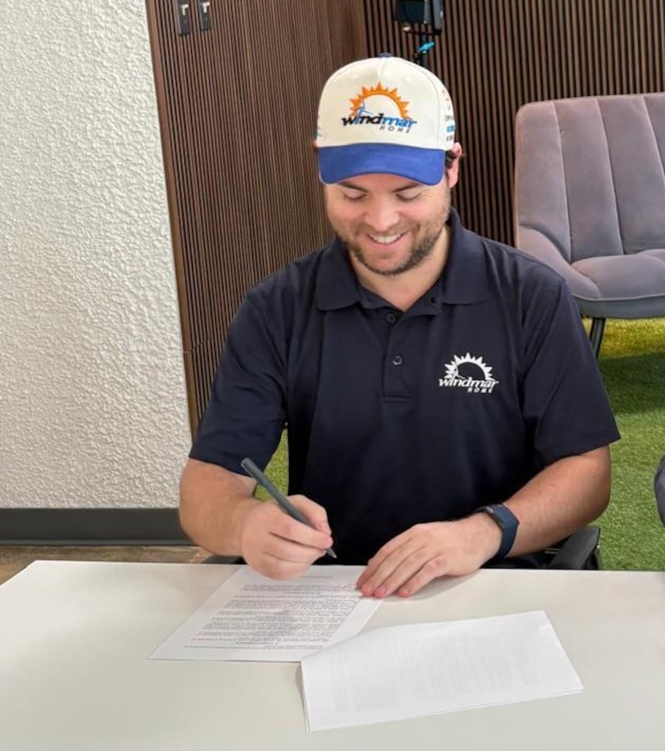 Juan José “JJ” González, presidente de Windmar Home firma el contrato  exclusivo con Qcells y su plataforma exclusiva de financimiento, EnFin.