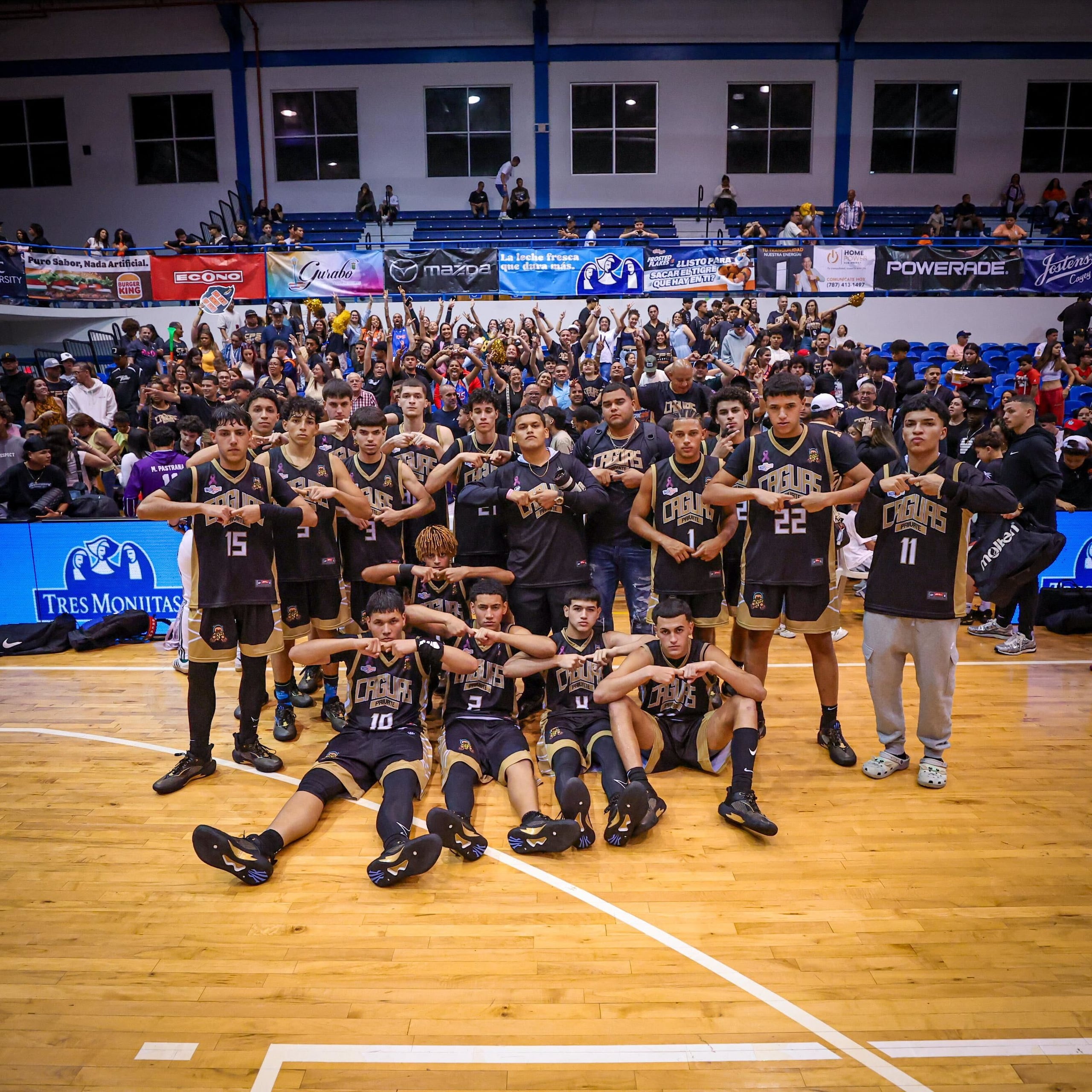Caguas Private School posa, luego de conseguir el pase a la gran final del Top Ranked Buzzer Beater.