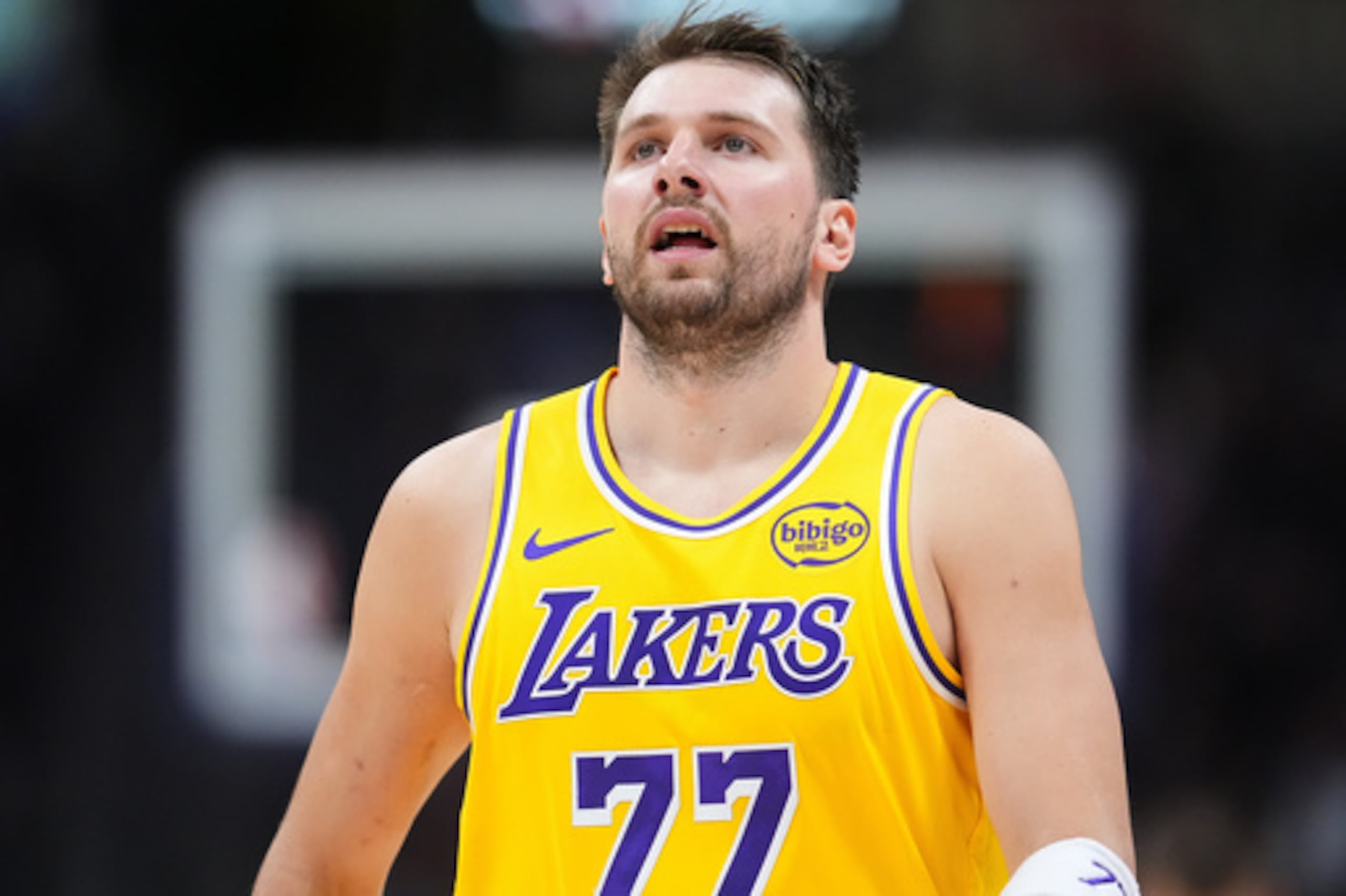 El esloveno Luka Doncic, base de los Lakers de Los Ángeles, disputa los últimos minutos de un partido ante los Nuggets de Denver, el martes 5 de marzo de 2026 (AP Foto/David Zalubowski)