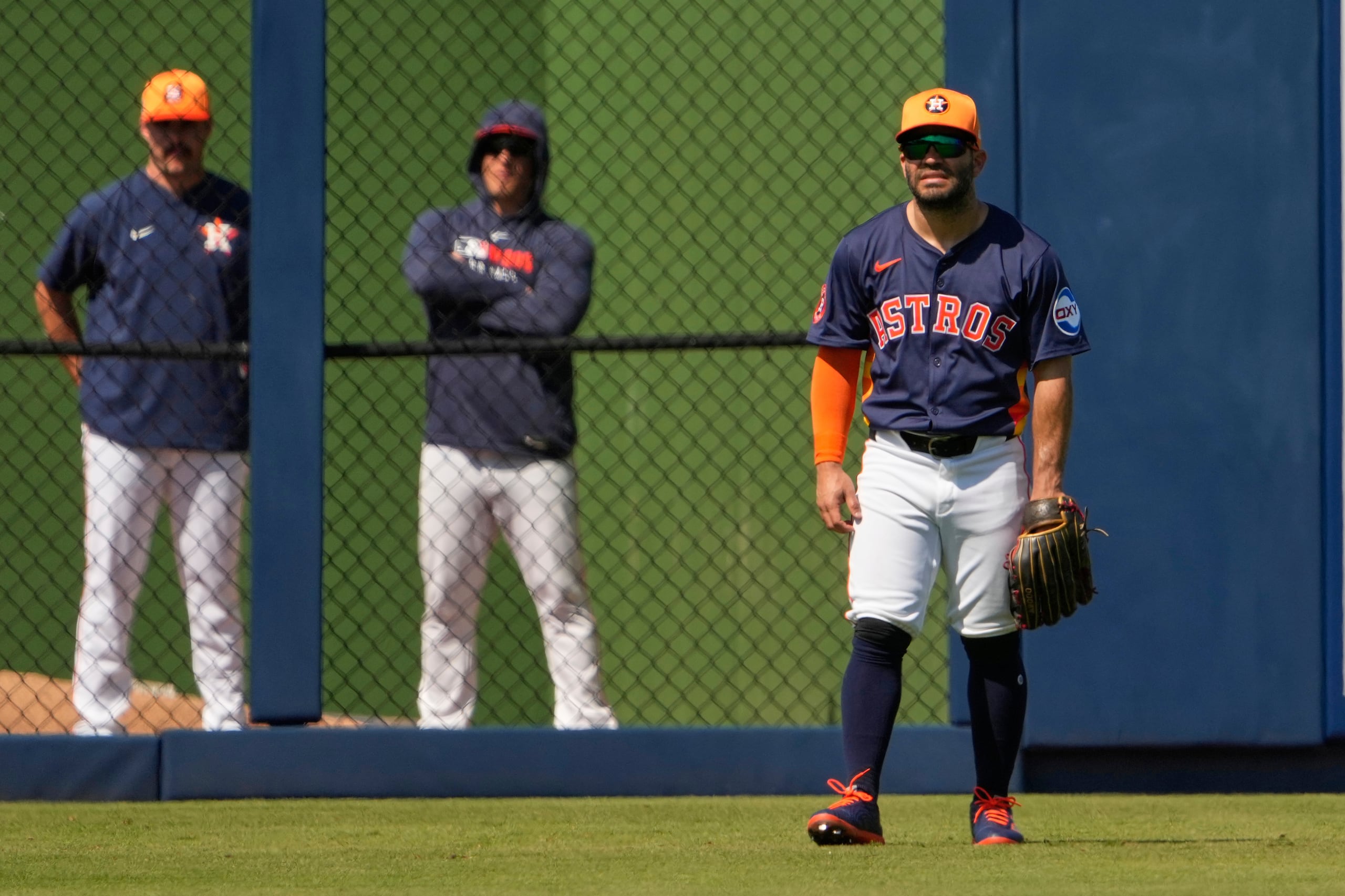 José Altuve de los Astros de Houston defiende en el jardín izquierdo durante un juego de pretemporada contra los Cardenales de San Luis.