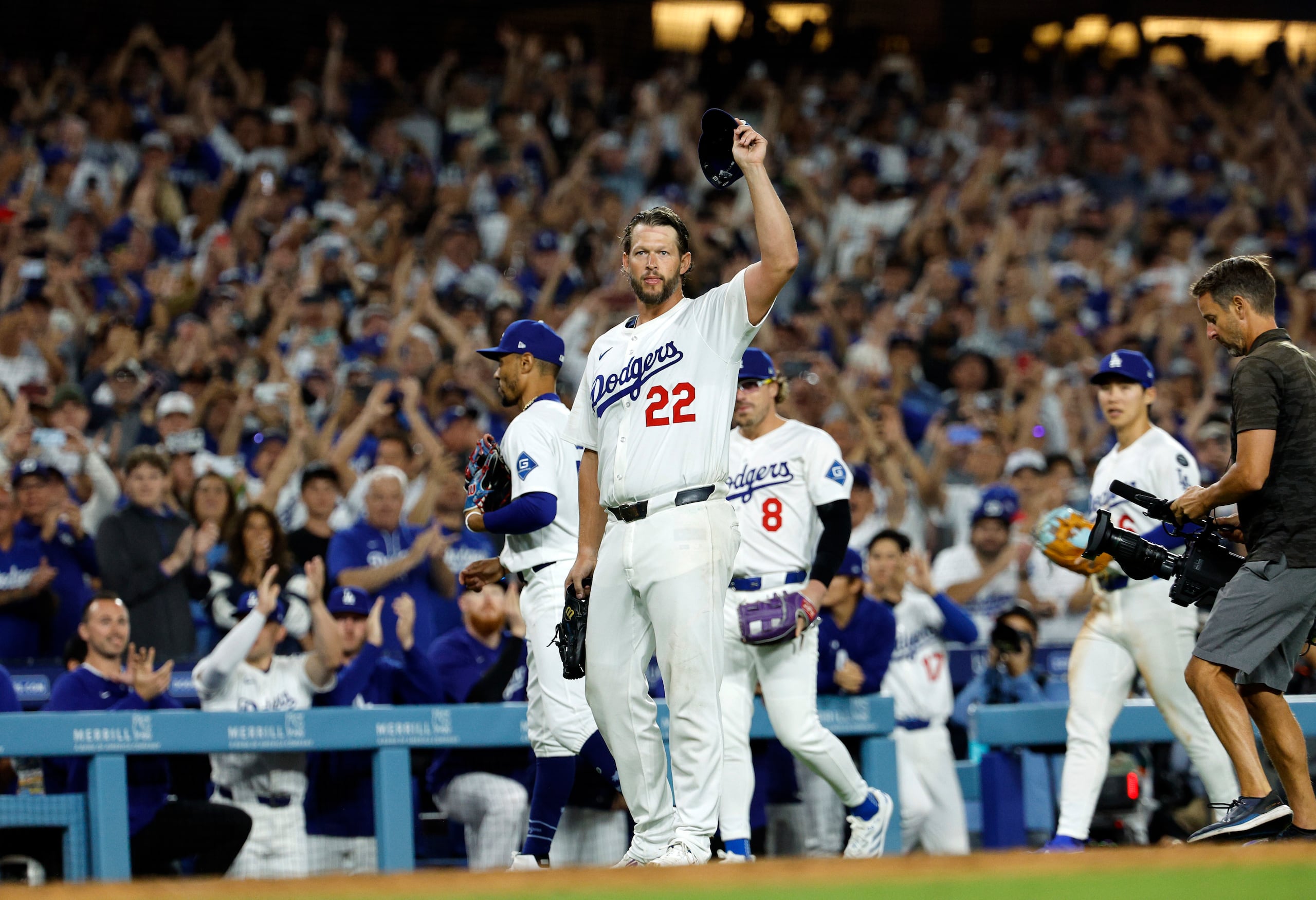 Clayton Kershaw, de los Dodgers de Los Ángeles, agradece al público tras conseguir su ponche número 3,000, el miércoles 2 de julio de 2025.
