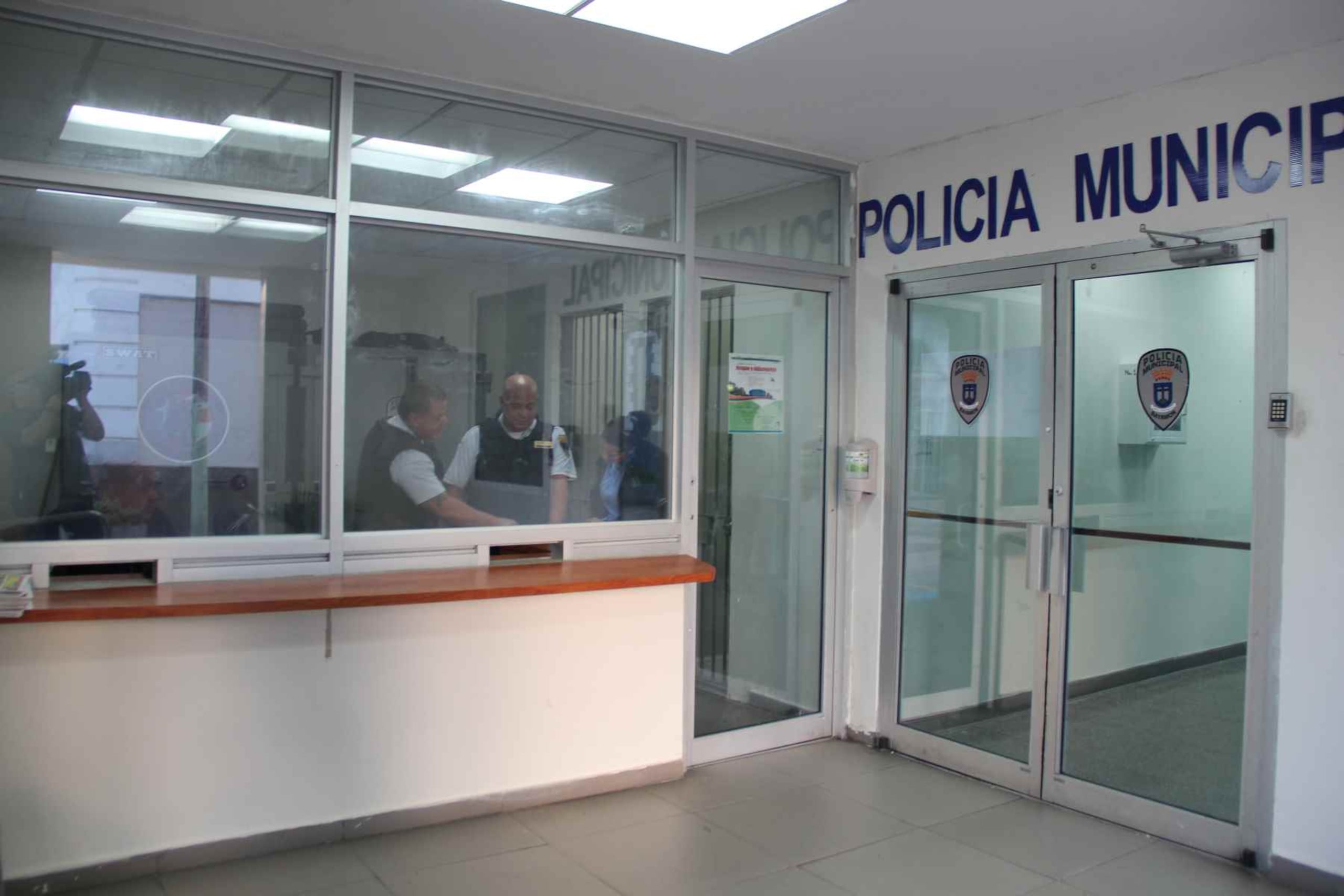 El ex policía municipal de Bayamón y su esposa fueron arrestados. (GFR Media)