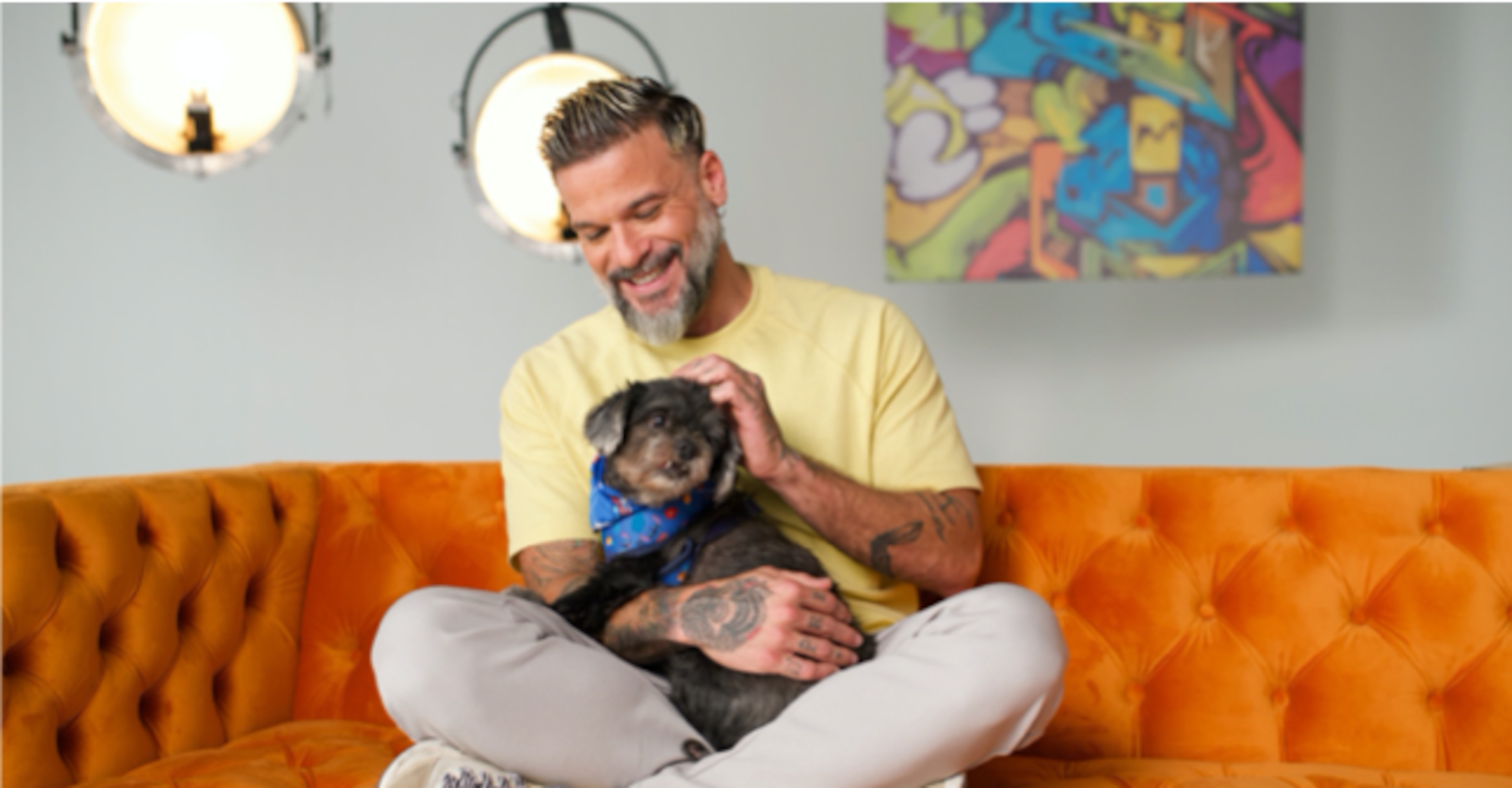 Pedro Capó es parte de la nueva campaña de servicio público para adoptar animales sin hogar.