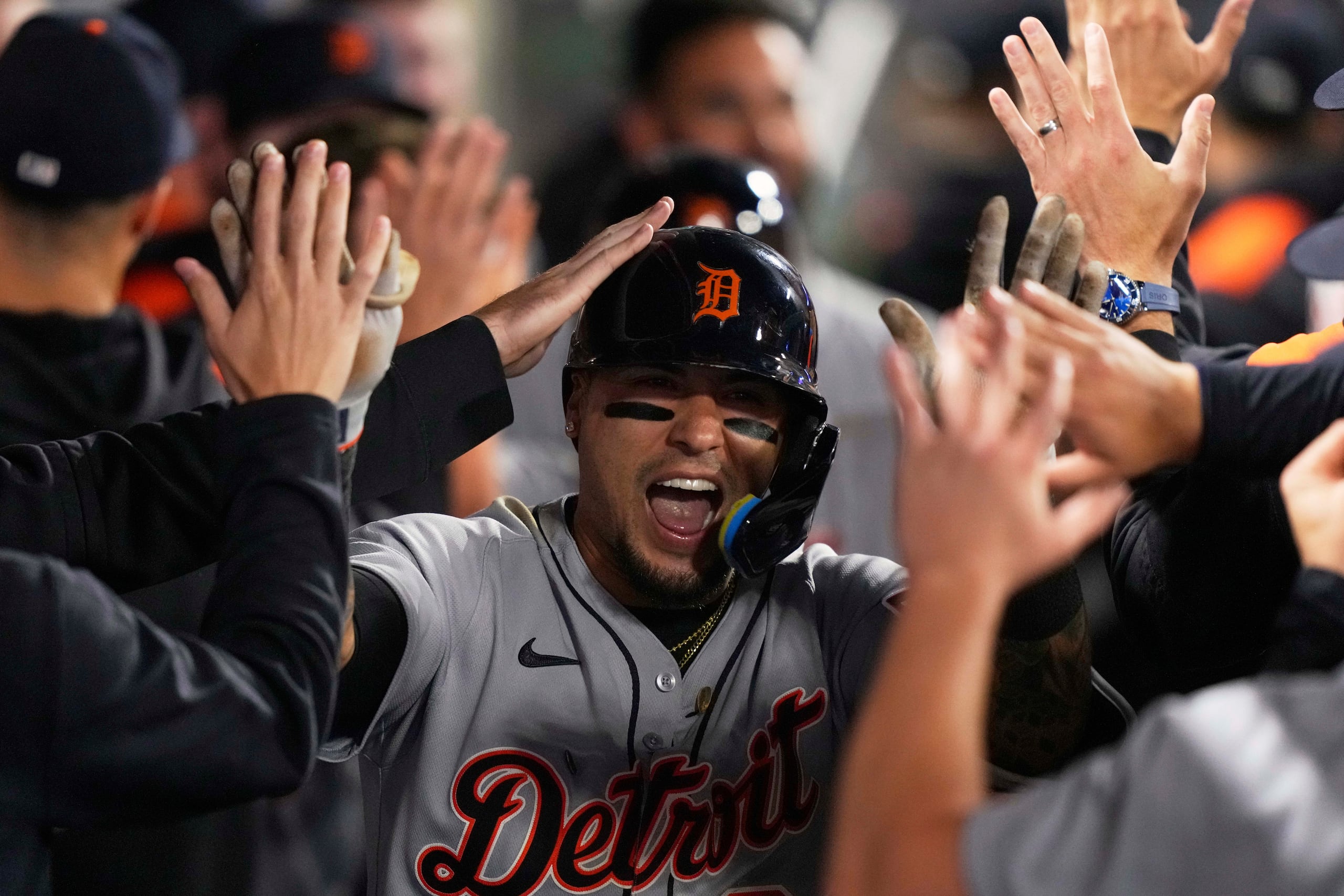 Javier Báez, de los Tigers de Detroit, es felicitado por sus compañeros después de conectar un cuadrangular de dos carreras ante los Angels de Los Ángeles.