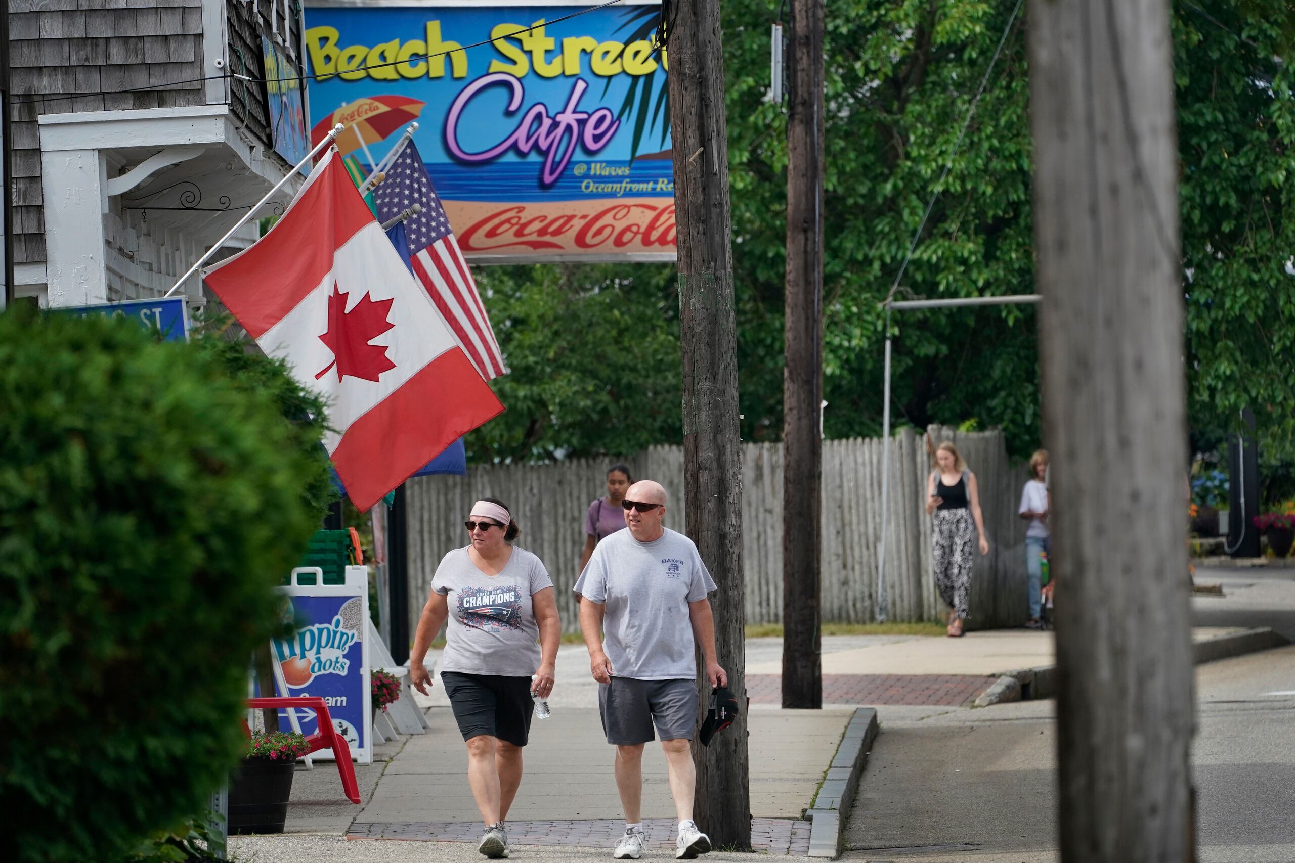 Maine es uno de los doce estados que permiten a los residentes no ciudadanos trabajar en las fuerzas del orden público.