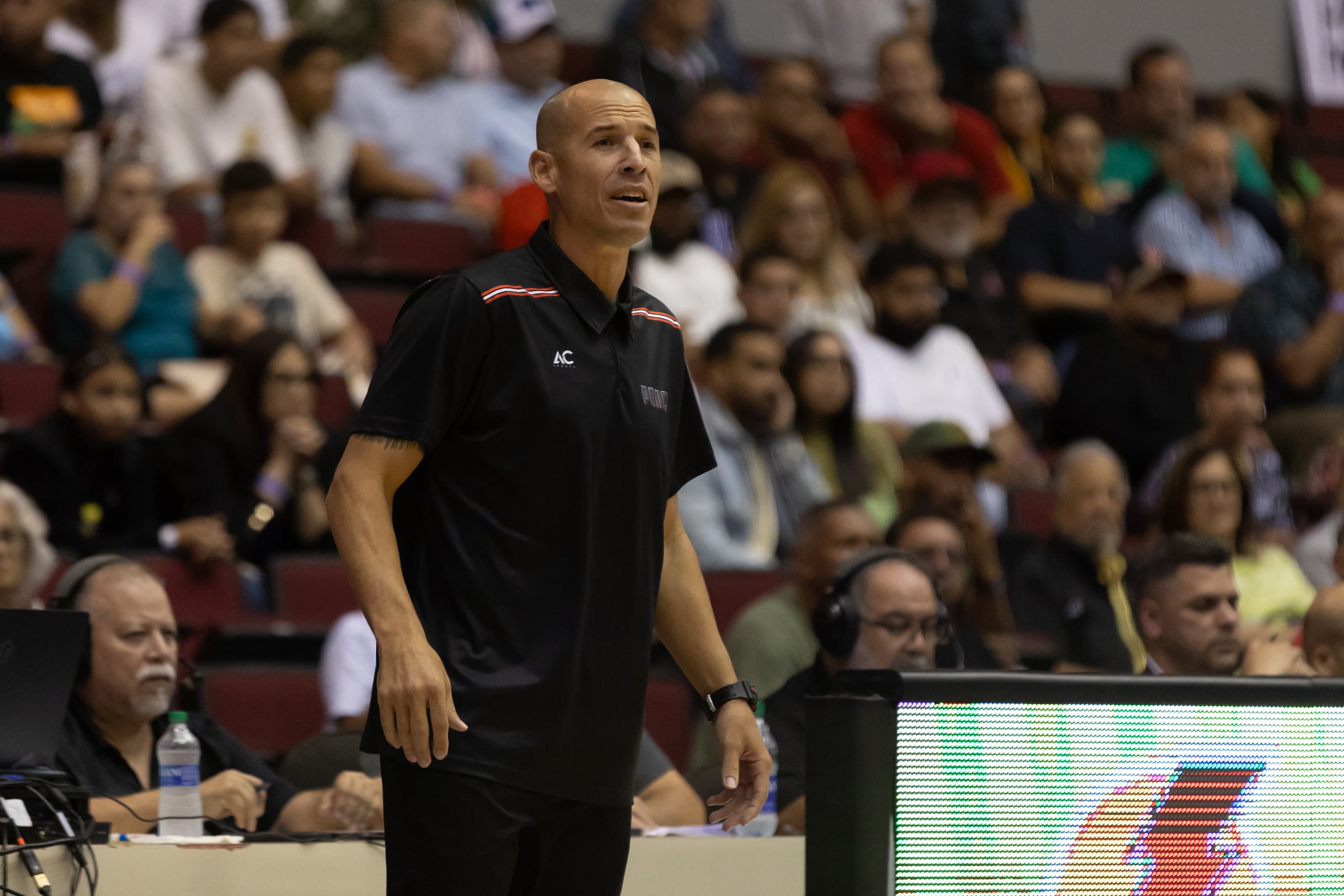 El nuevo dirigente de los Leones de Ponce, Carlos Rivera, imparte instrucciones en el partido del jueves contra los Osos de Manatí.