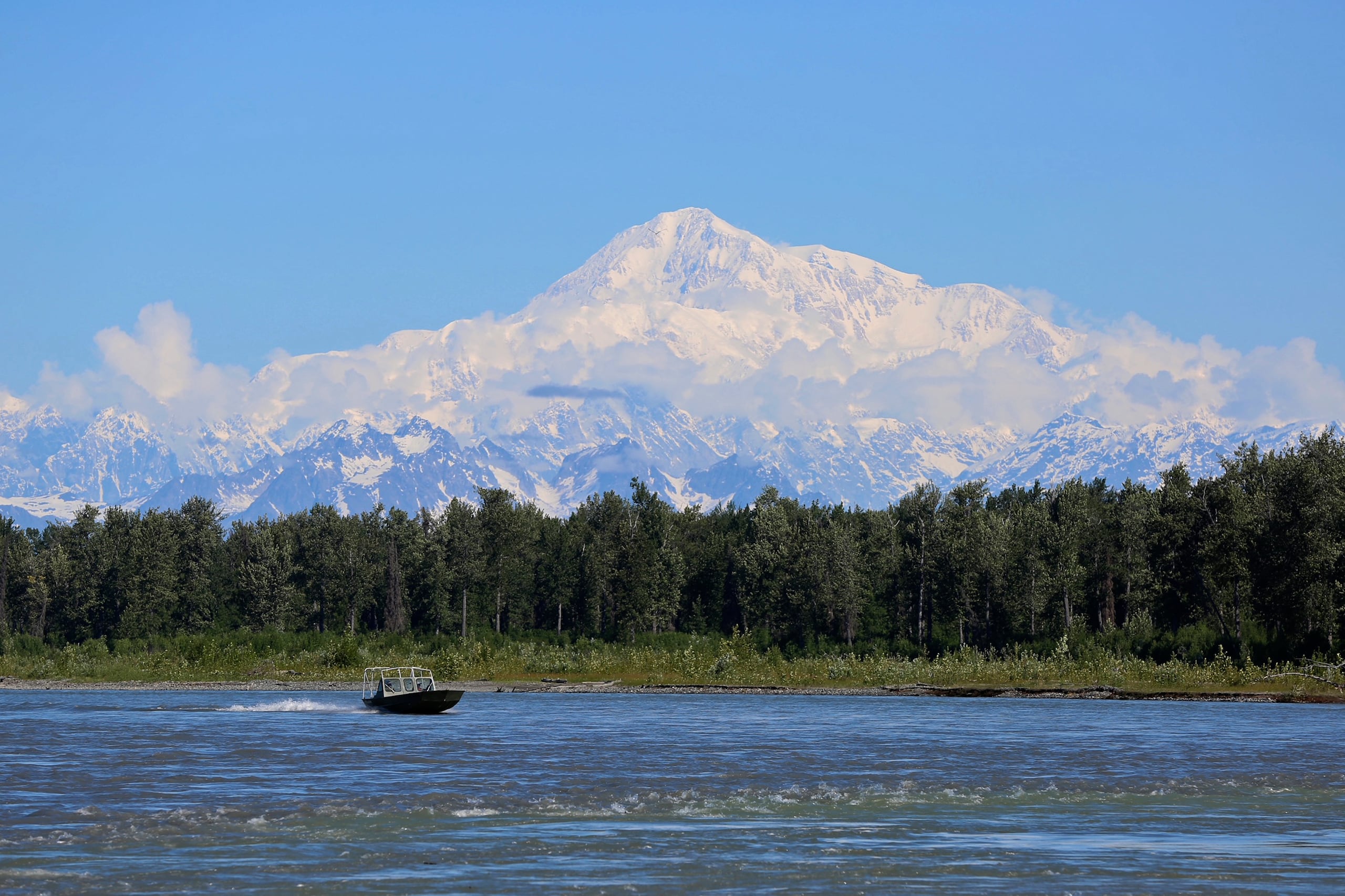 Un bote en el río Susitna cerca de Talkeetna, Alaska, el domingo 13 de junio de 2021, con el Denali al fondo, la montaña más alta del continente norteamericano. (AP Foto/Mark Thiessen, Archivo)