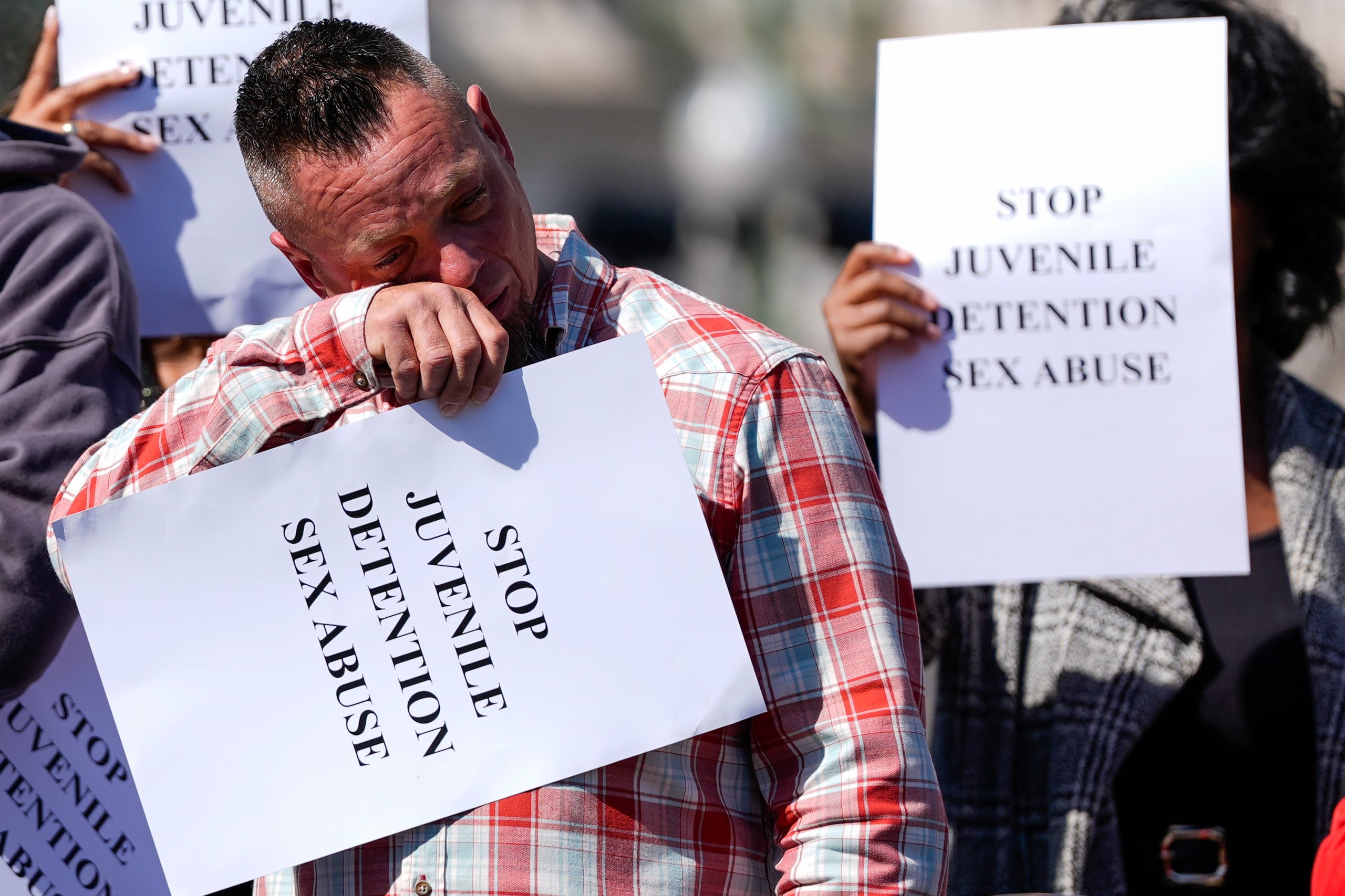 Una persona se conmueve durante una rueda de prensa sobre los abusos sexuales en los centros de detención de menores de Maryland, el miércoles 19 de marzo de 2025, en Baltimore. (AP foto/Stephanie Scarbrough)