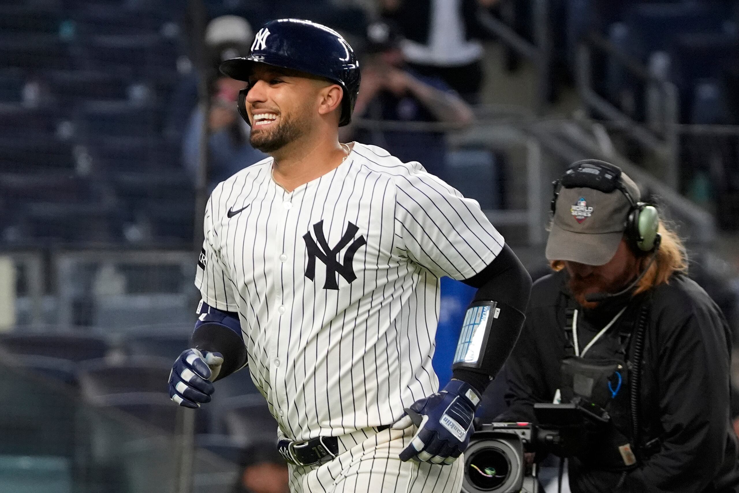 J.C. Escarra, de los Yankees de Nueva York, tras batear un jonrón durante el octavo inning ante los Azulejos de Toronto.