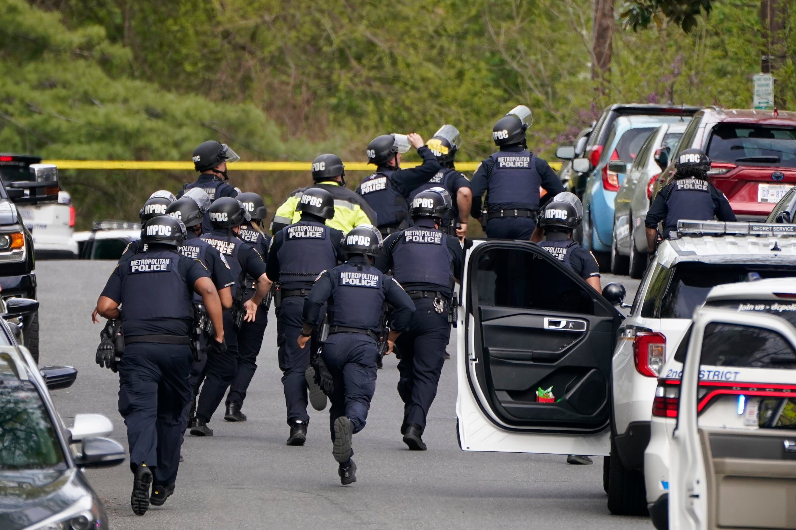 Videos de seguridad revelaron que el individuo que originó la balacera, falleció en el intercambio de disparos.