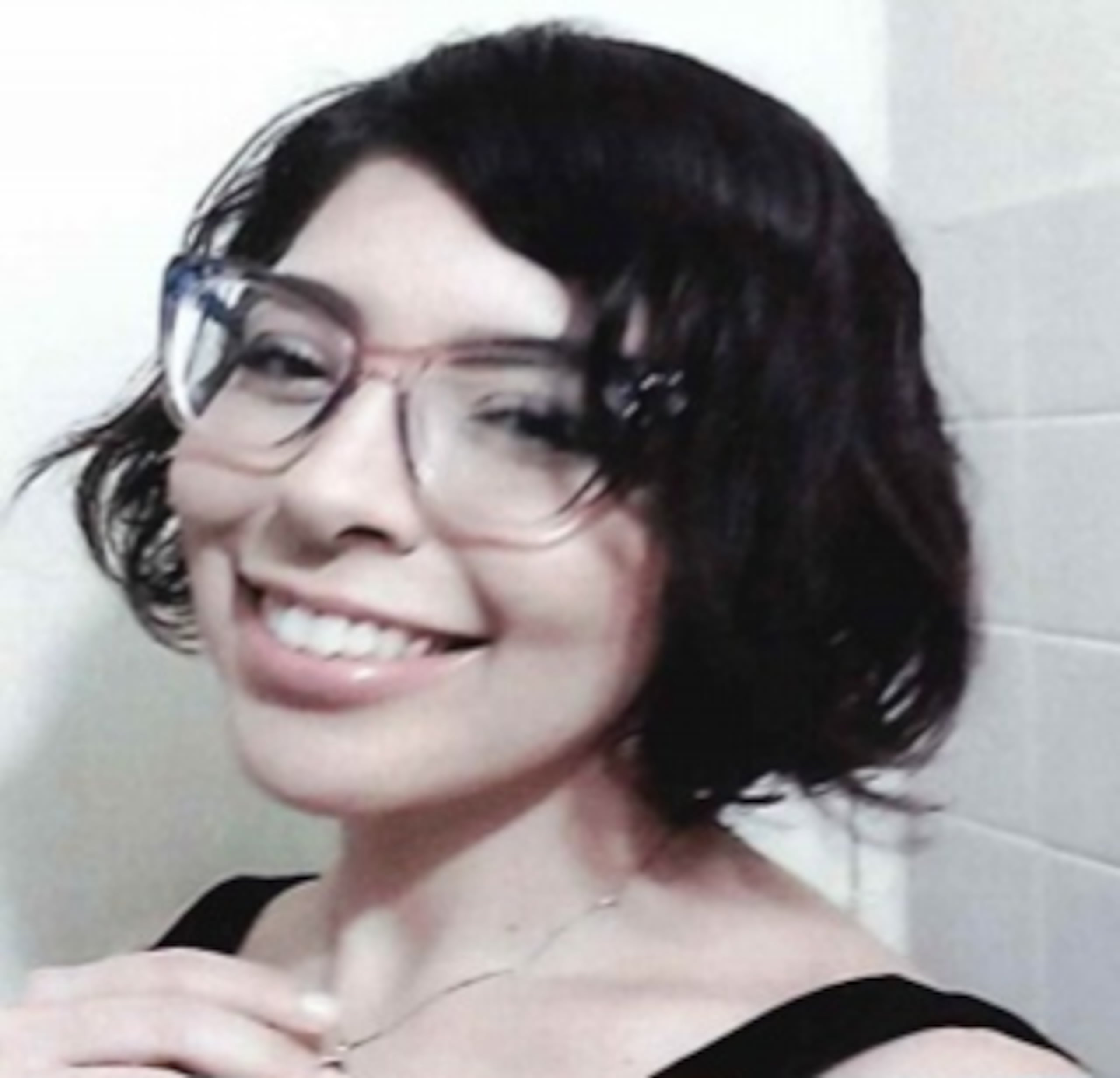 Alexandra Marie Hernández Branly, de 25 años, fue descrita como de tez blanca, 5′2″ de estatura, 140 libras de peso, ojos color marrón y cabello negro.