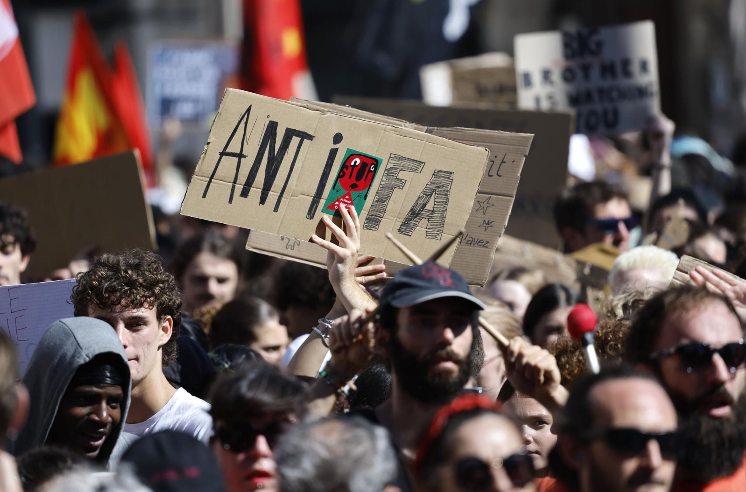Un manifestante sostiene un cartel que dice "Antifa" en una protesta tras un llamado a la acción del colectivo "Bloquons tout" (Bloqueemos todo) en Montpellier, Francia, el 10 de septiembre de 2025.