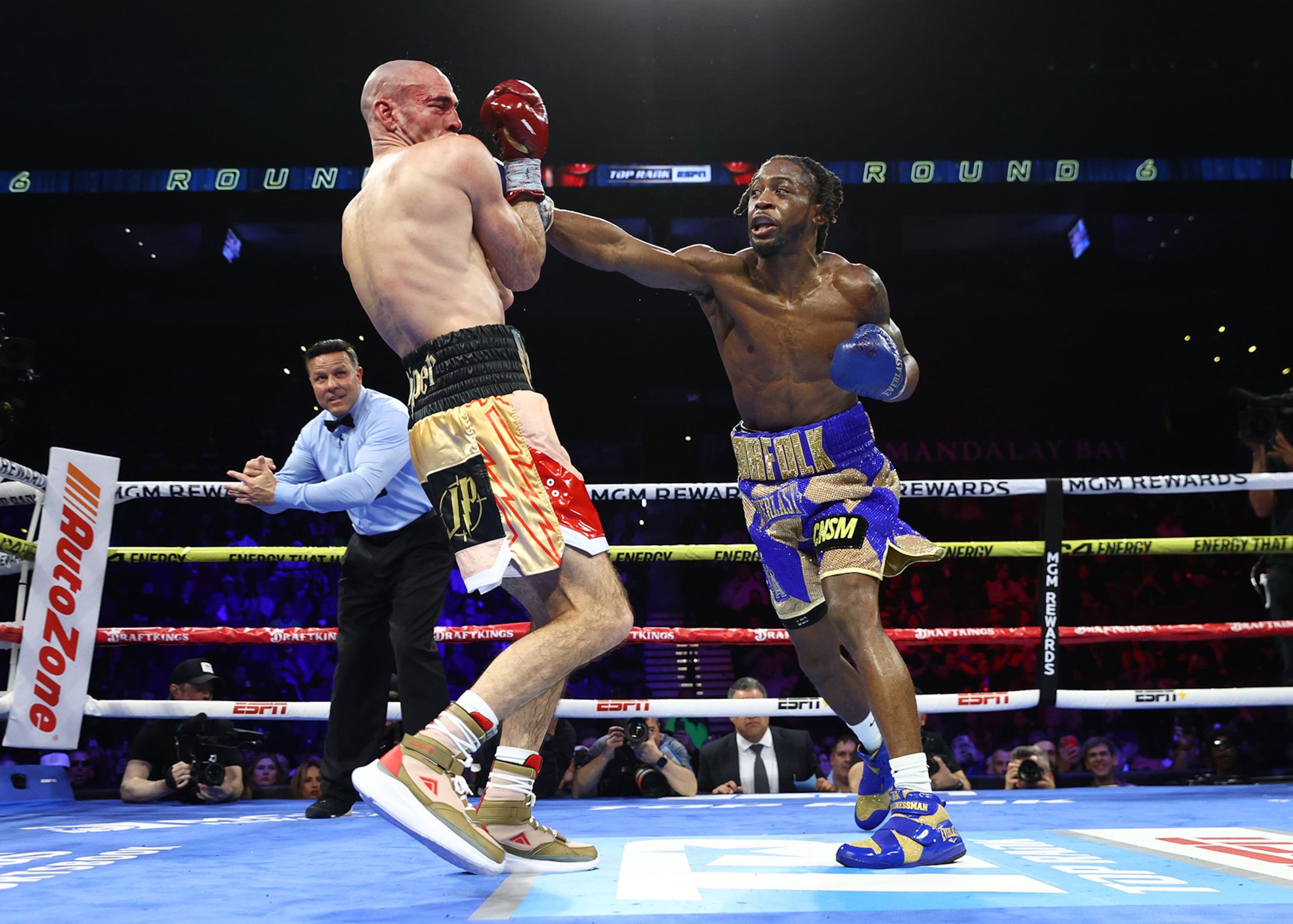 Keyshawn Davis castiga a José Pedraza (izquierda) durante el combate del 8 de febrero en Las Vegas, Nevada.