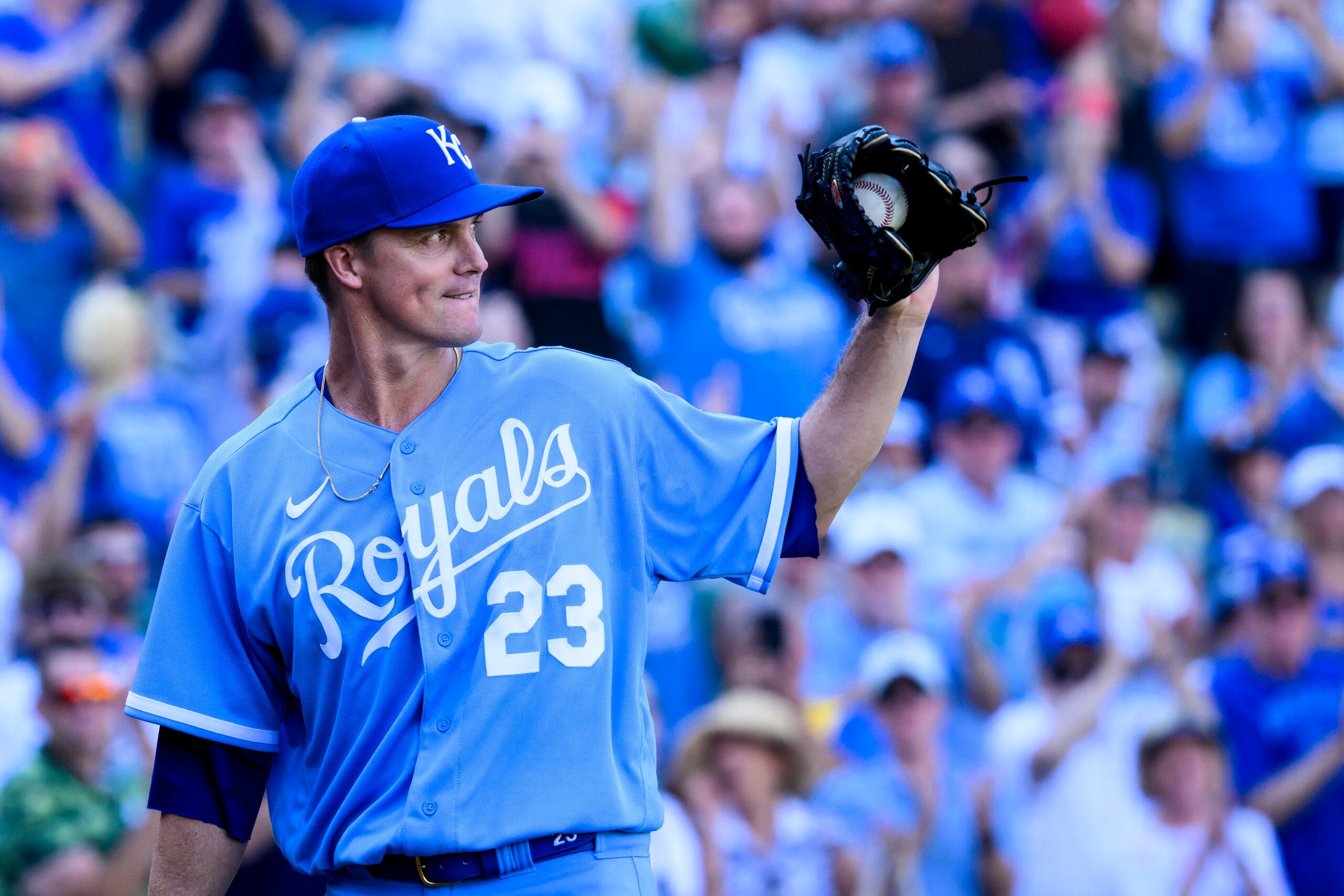 El abridor de los Reales de Kansas City Zack Greinke recibe una ovación de pie al salir en la sexta entrada en el último duelo de la temporada de los Reales ante los Yankees de Nueva York .