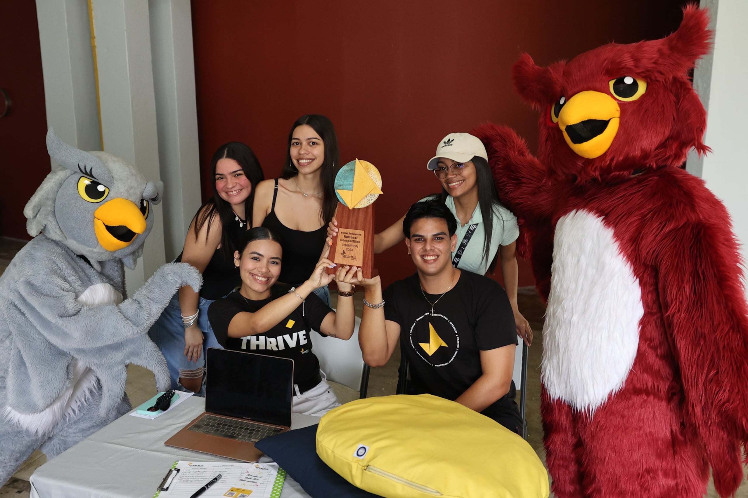 El equipo B-Paws de la UPR en Humacao desarrolló las “Comfy Bums”, camas para perros construidas con material proveniente de los neumáticos desechados en la isla.